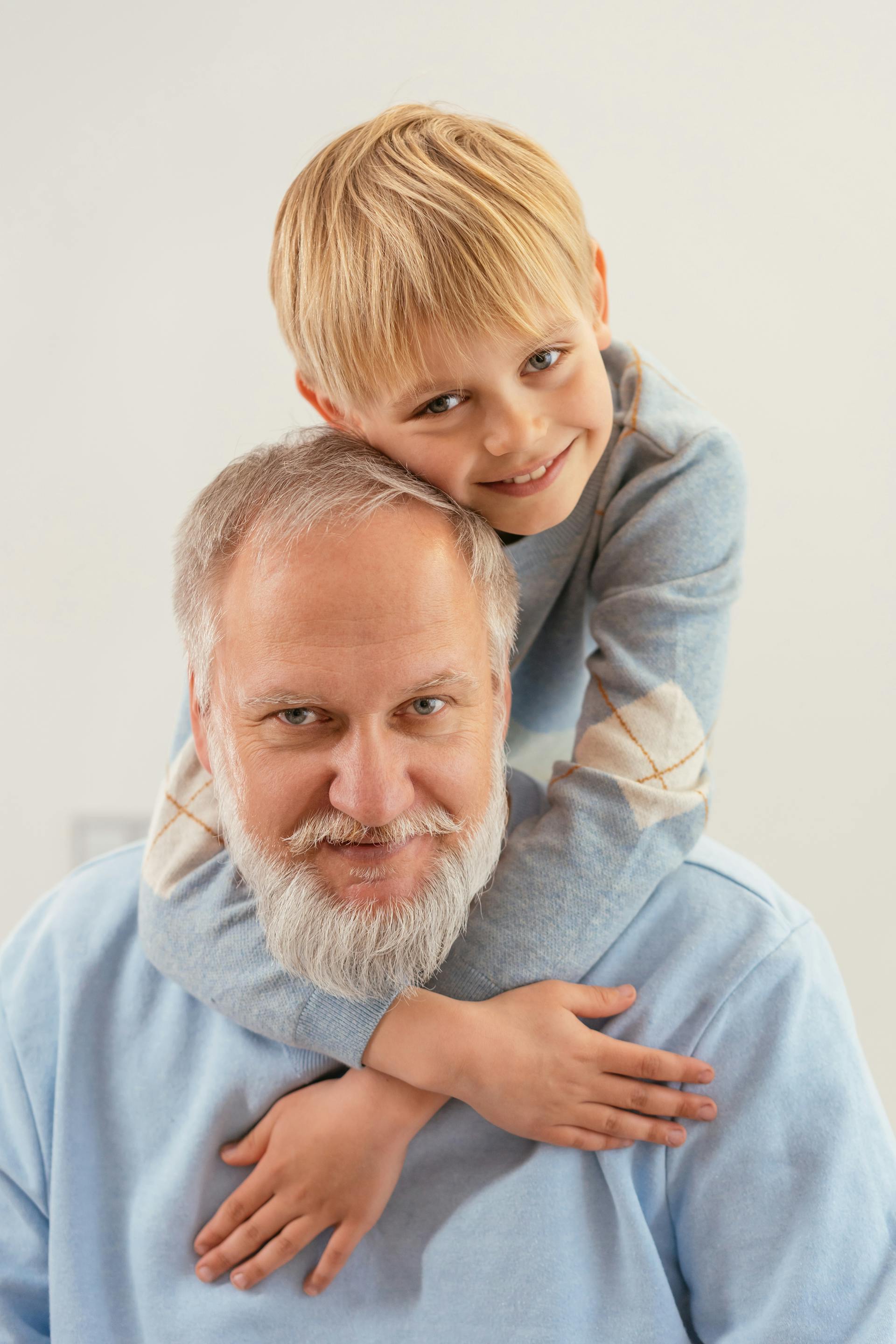 Un garçon qui serre son grand-père dans ses bras | Source : Pexels