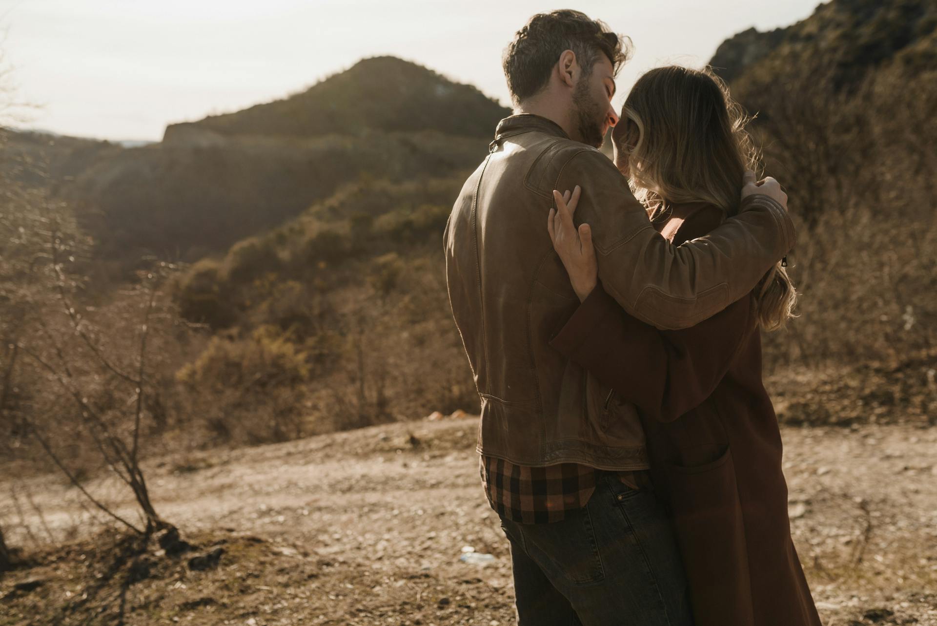 Un couple debout ensemble | Source : Pexels