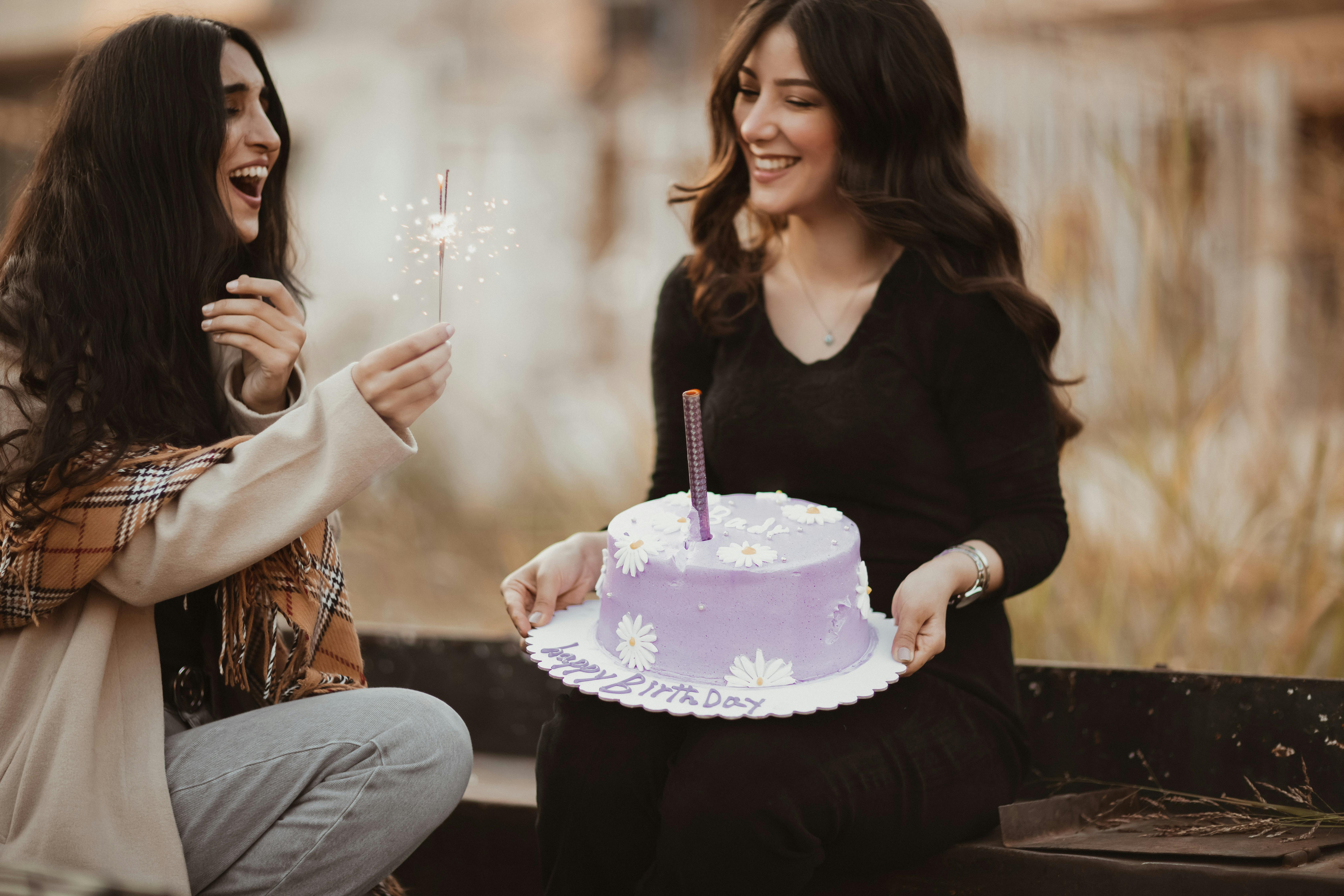 Deux femmes heureuses avec un gâteau | Source : Pexels