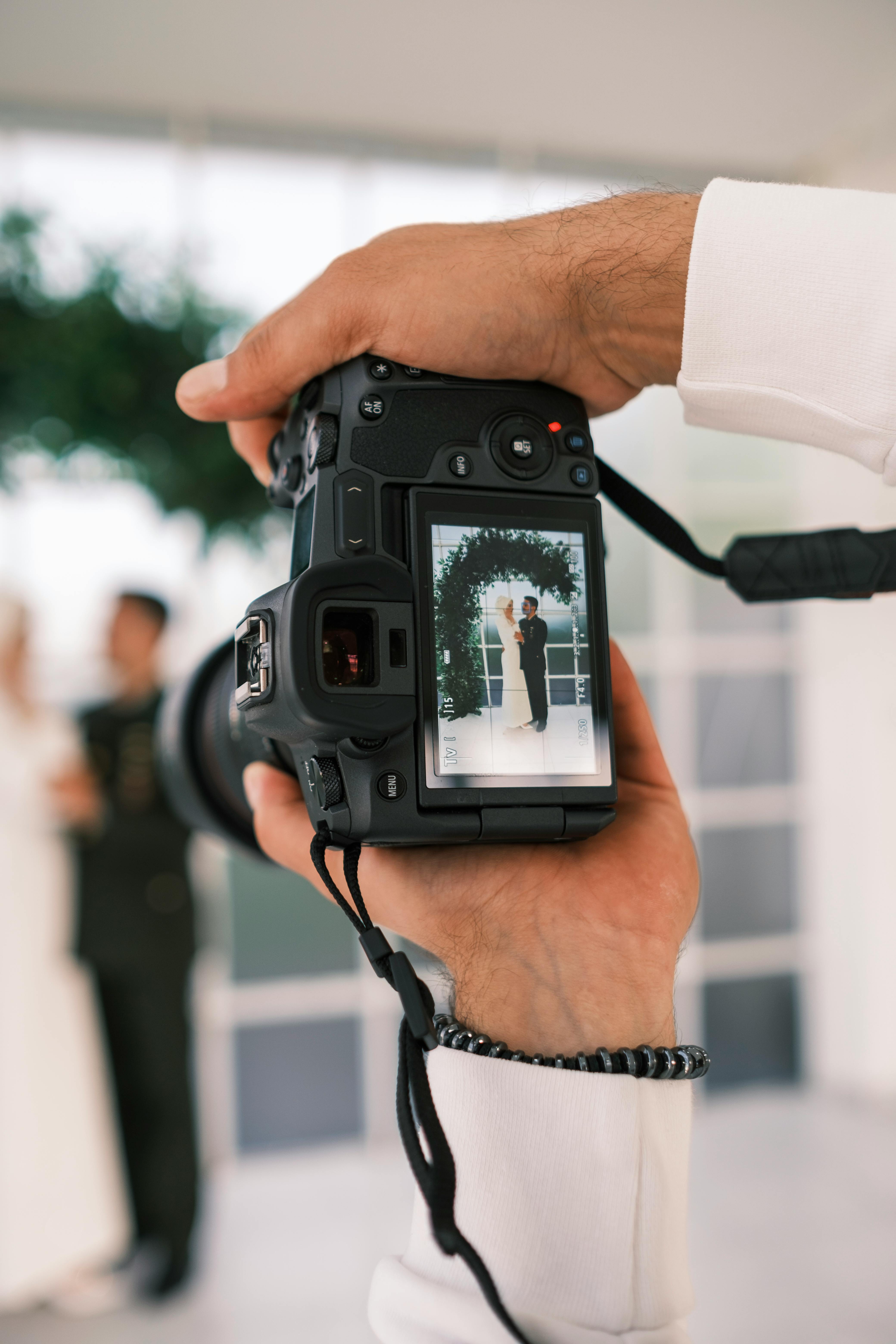 Un photographe prend une photo de mariage | Source : Pexels