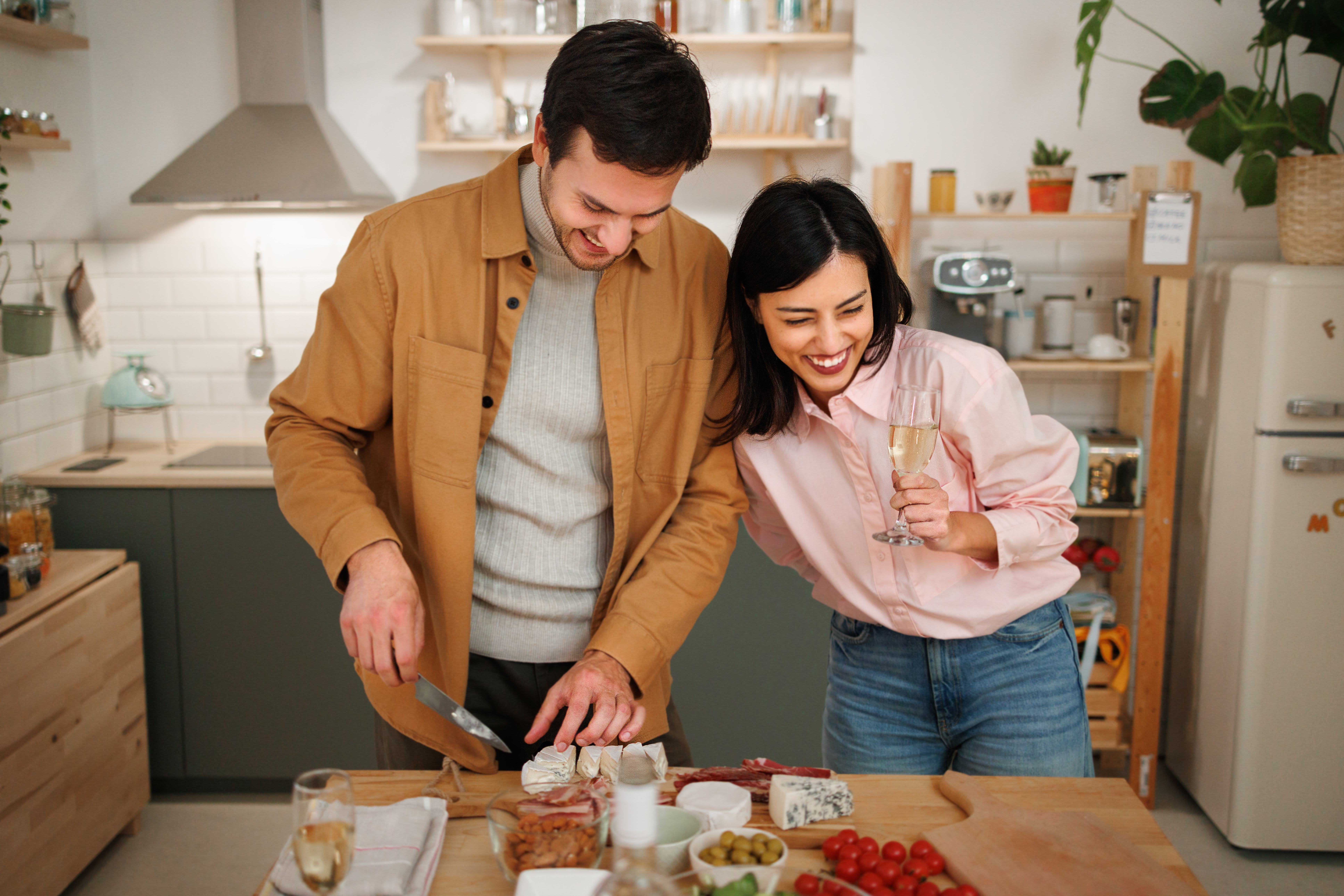 Un couple heureux qui cuisine ensemble | Source : Getty Images