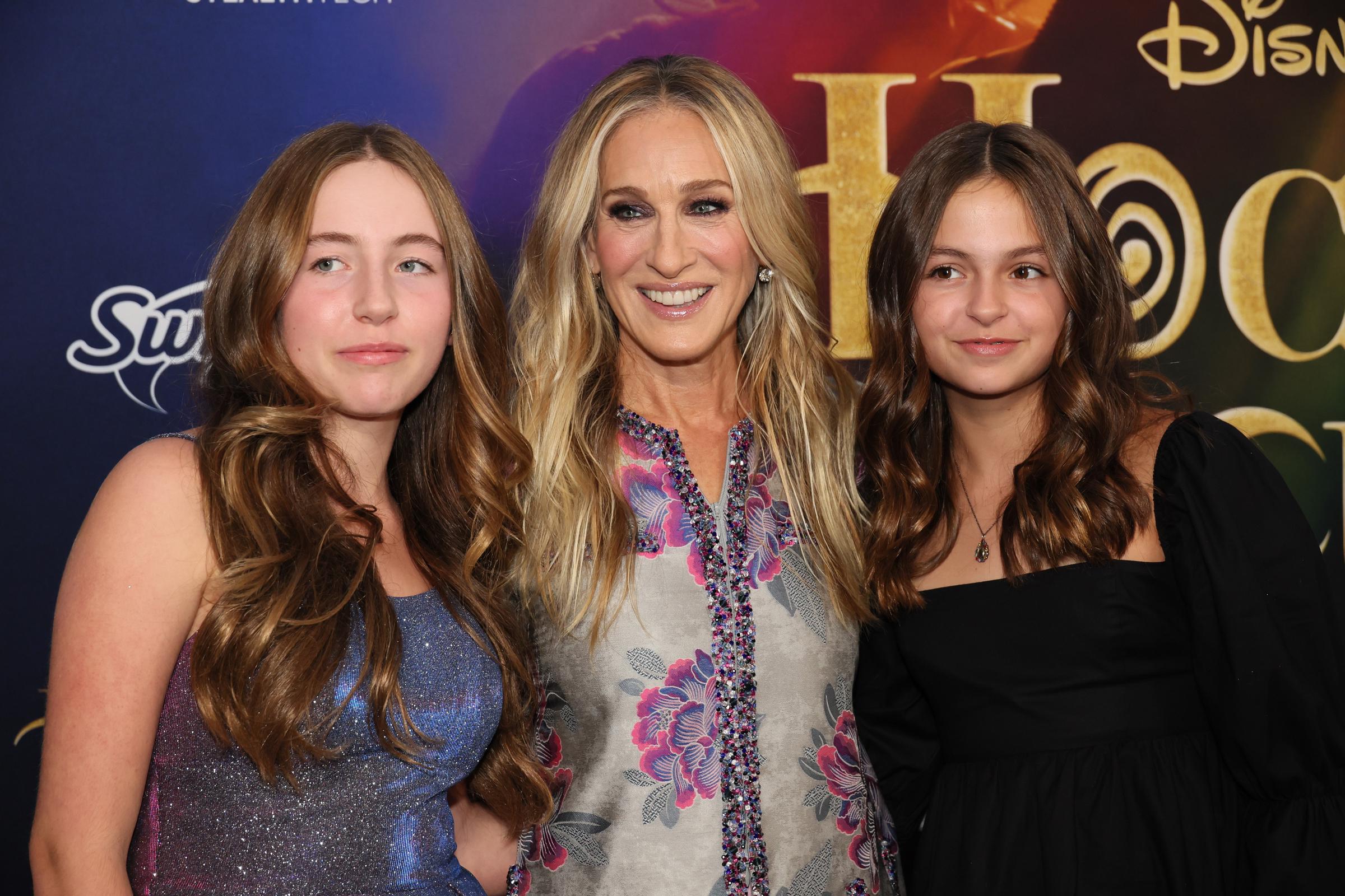 Marion et Tabitha Broderick rejoignent Sarah Jessica Parker lors de la première de "Hocus Pocus 2" de Disney à New York le 27 septembre 2022. | Source : Getty Images