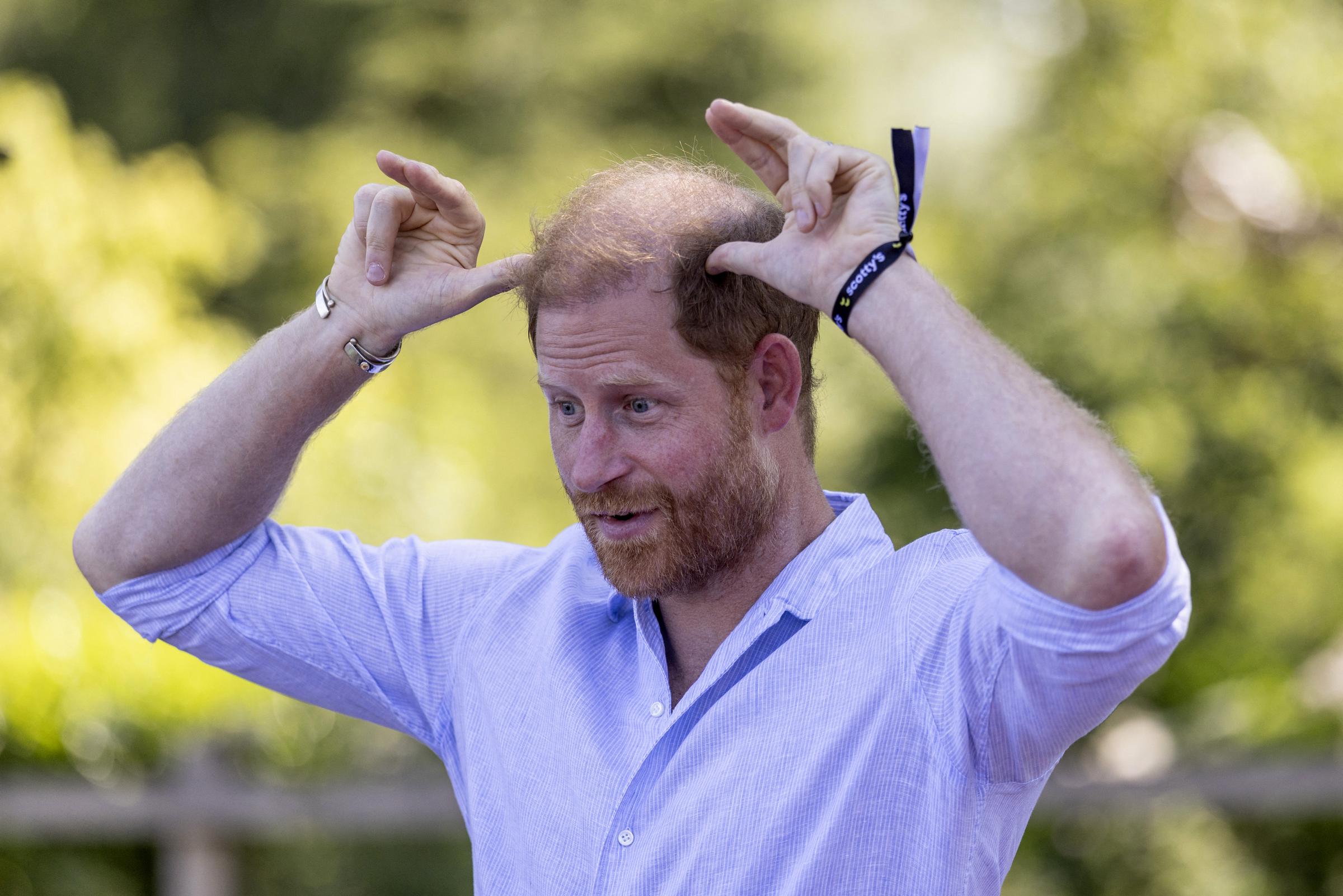 Il y avait encore quelques malentendus concernant la protection des Sussex pendant leurs déplacements. Sur cette photo, on voit le prince Harry réagir alors qu'il participait à un cours de yoga avec des chèvres lors du Scotty's Summer Festival au château de Maxstoke, près de Birmingham, en Angleterre, le 11 juillet 2026. | Source : Getty Images