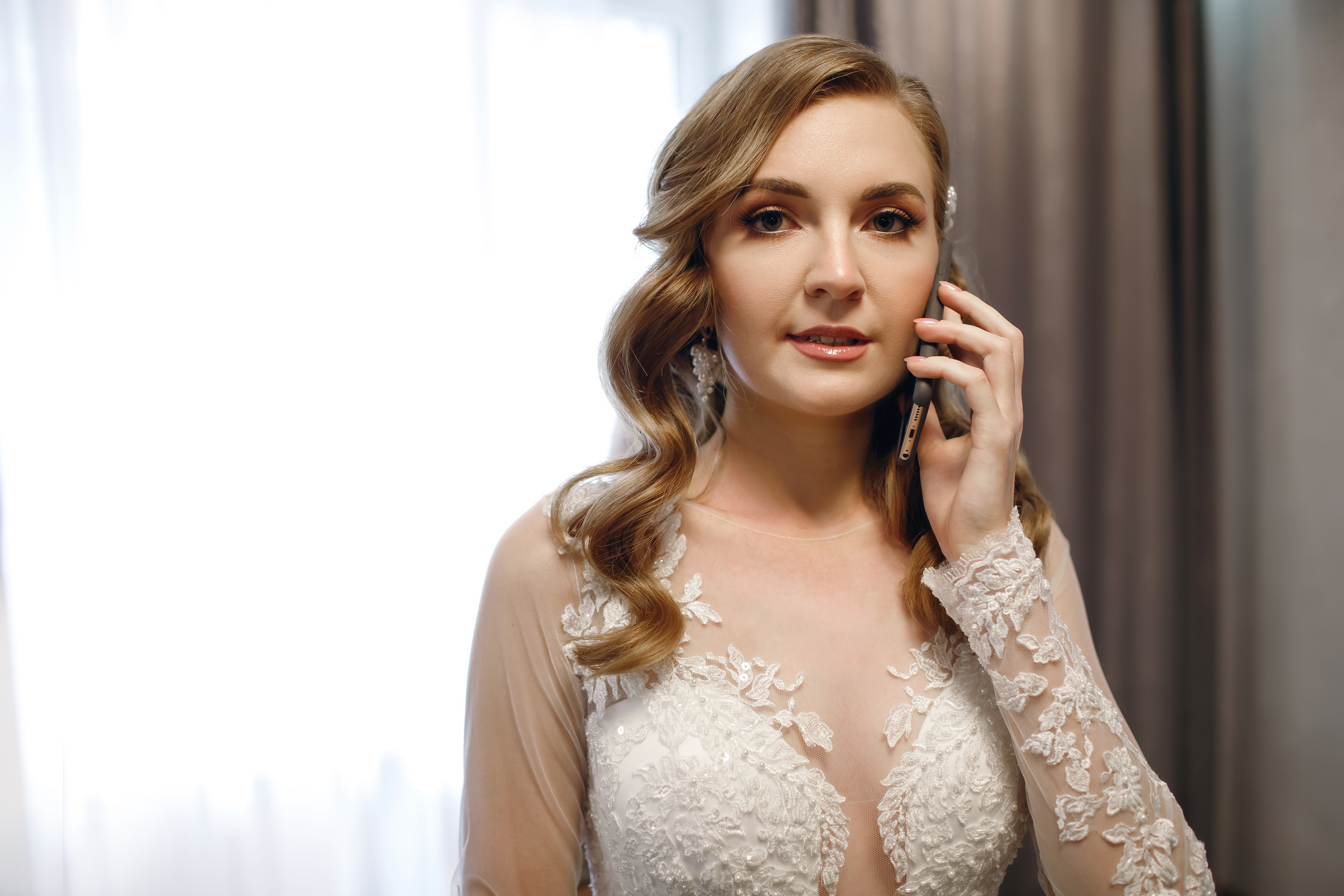 Une jeune femme en colère, vêtue d'une robe de mariée, qui parle sur son téléphone | Source : Shutterstock