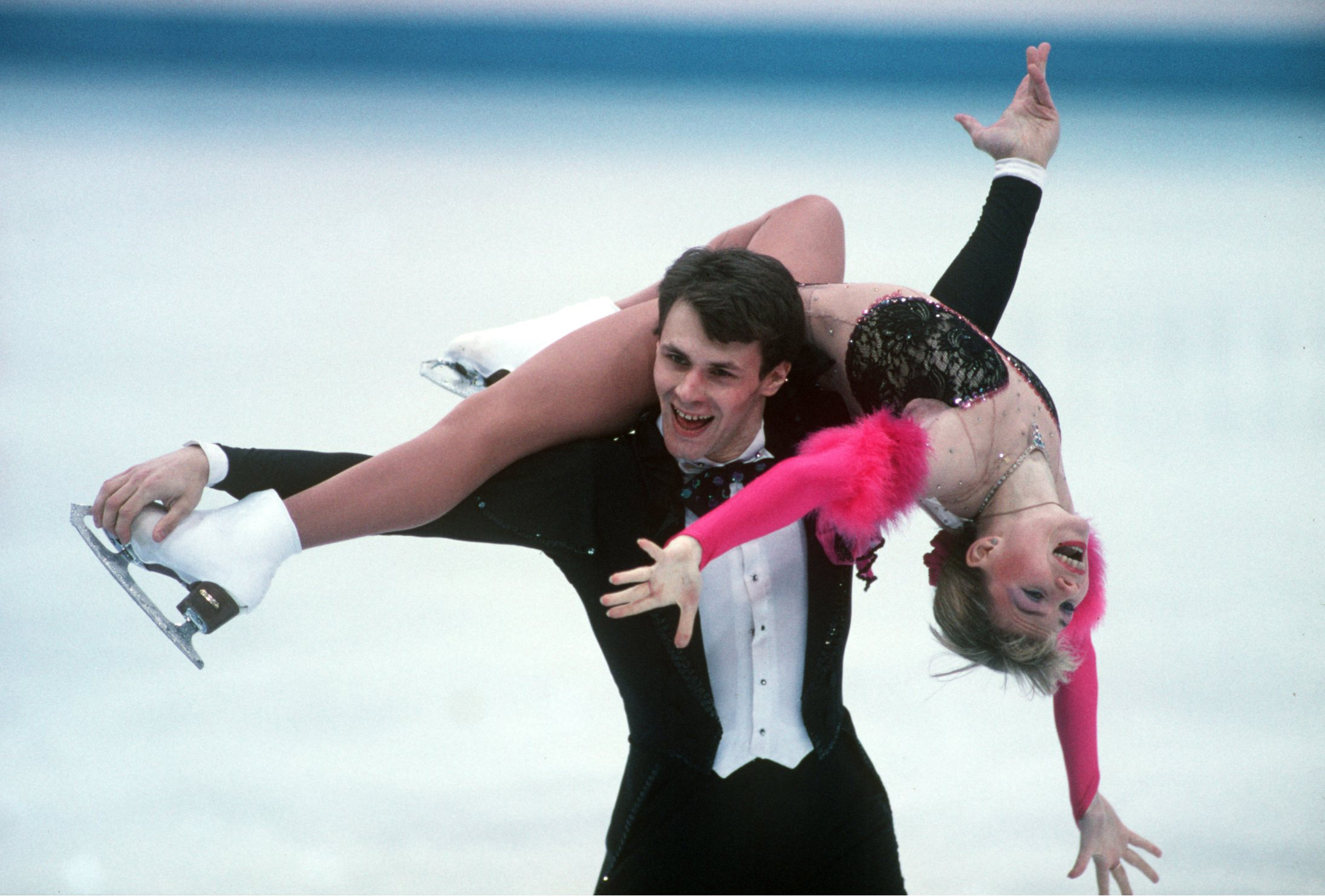 Evgenia Shishkova et Vadim Naumov de Russie en action dans le programme libre en couple aux Jeux olympiques d'hiver de Lillehammer le 15 février 1994 | Source : Getty Images