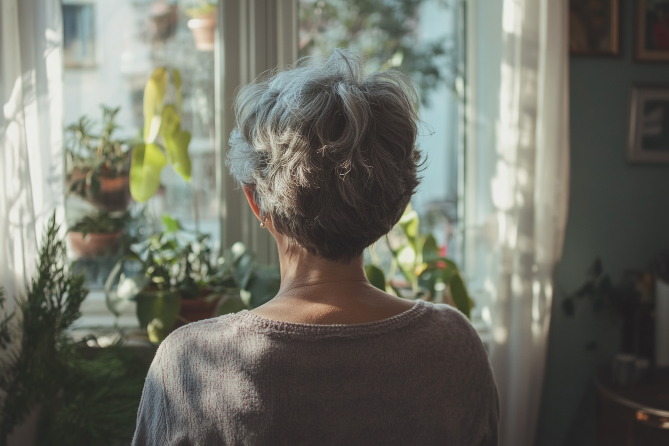 Une femme dans sa maison | Source : Midjourney