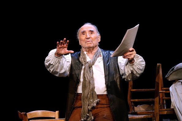 Claude Brasseur performs in "L'indigent Philosophe ou la pilosophie de la joie" at Theatre de L'Atelier on February 28, 2017 in Paris, France. | Photo : Getty Images