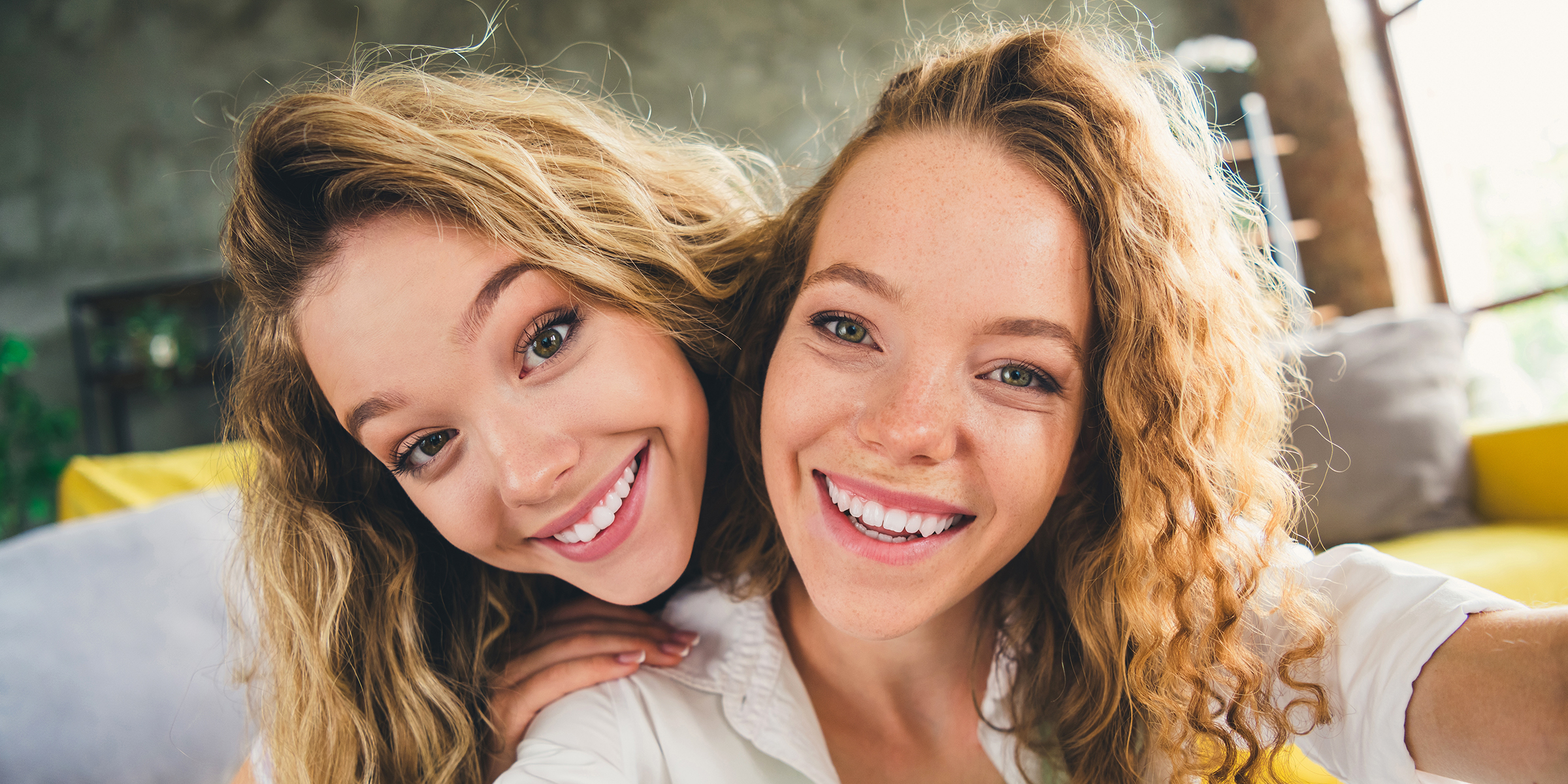 Deux femmes heureuses | Source : Shutterstock