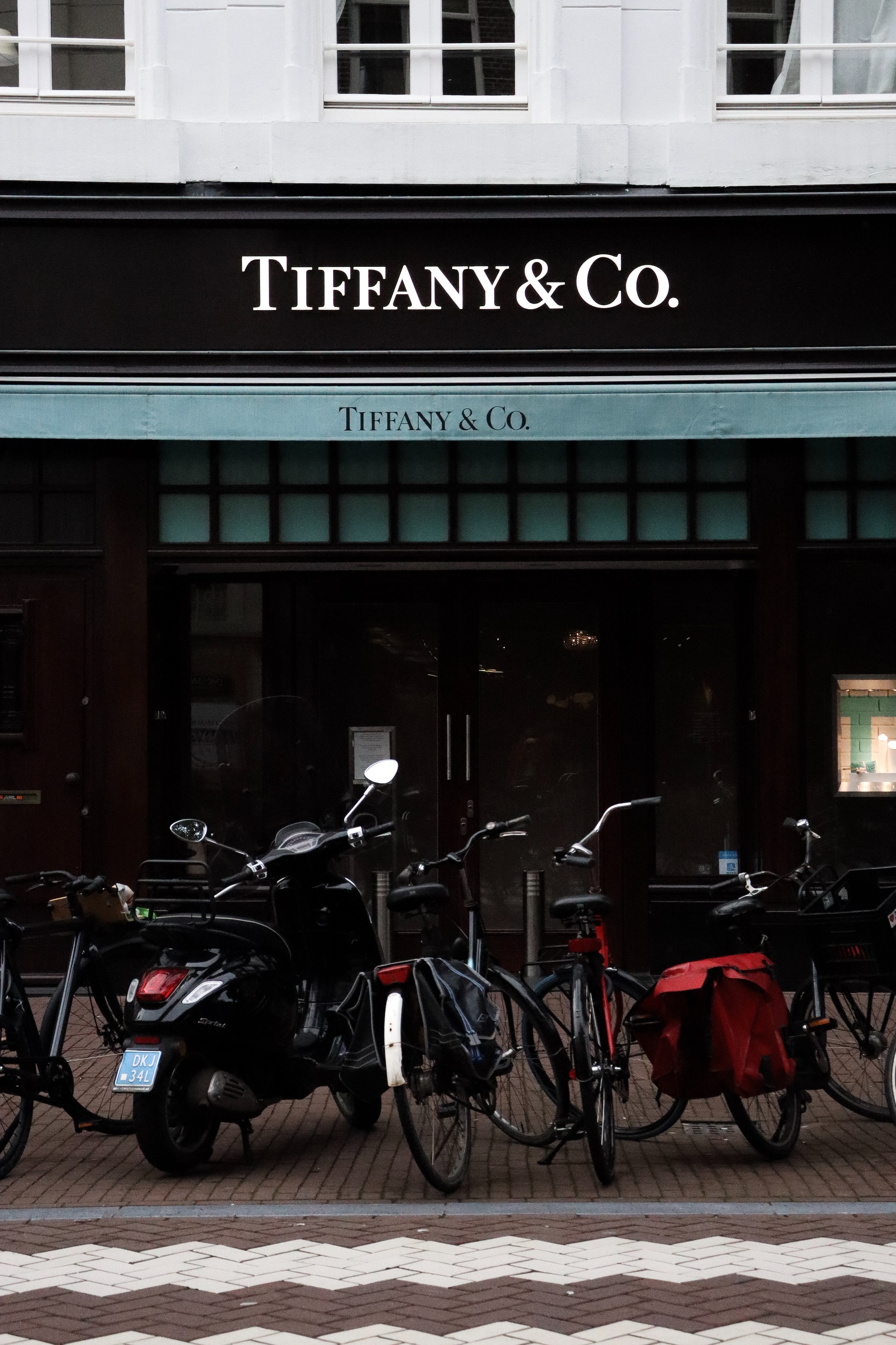 Photo de Tiffany &amp; Co. avec des scooters à l'extérieur | Source : Unsplash