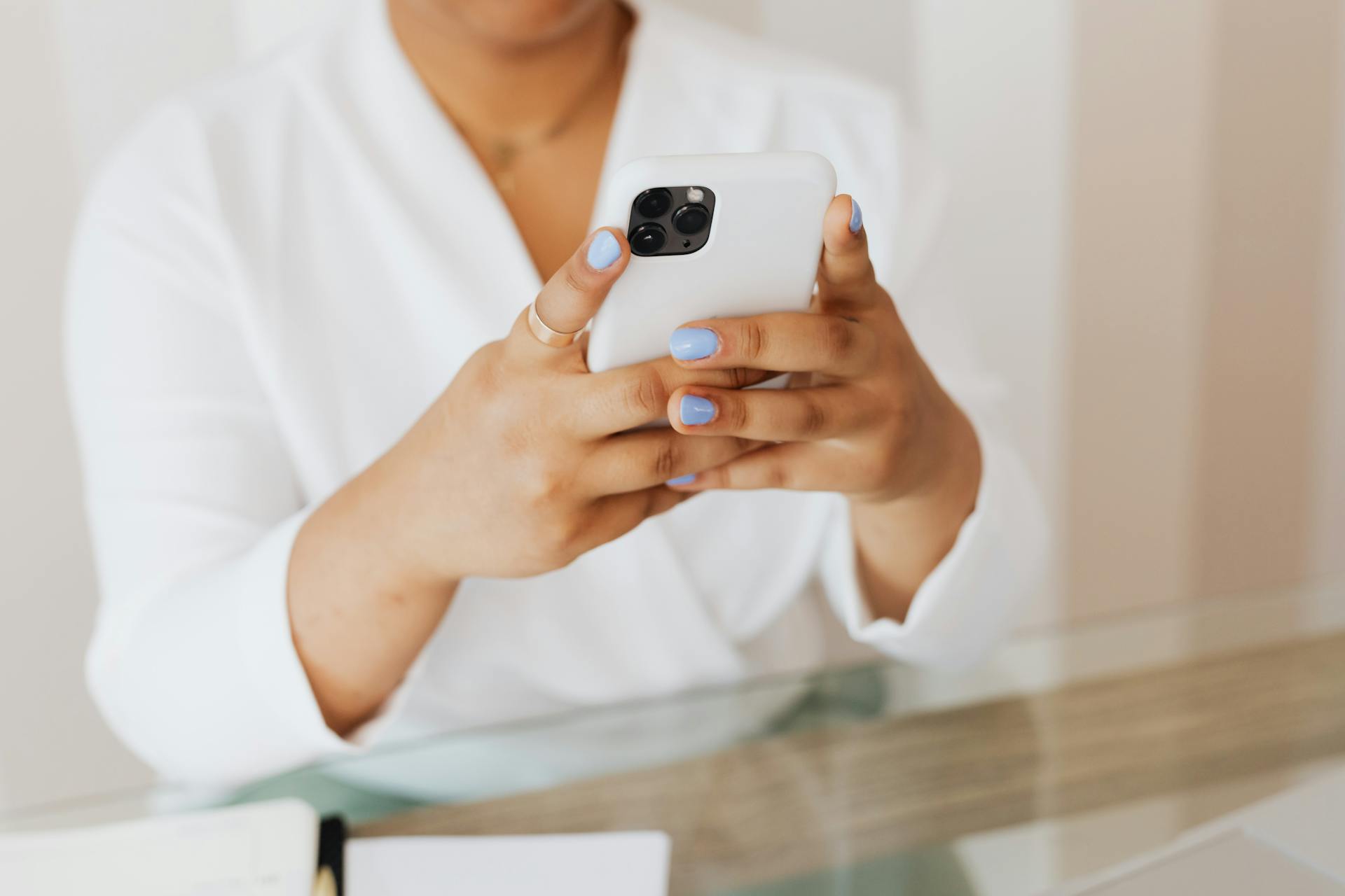 Une femme qui fait défiler son téléphone | Source : Pexels