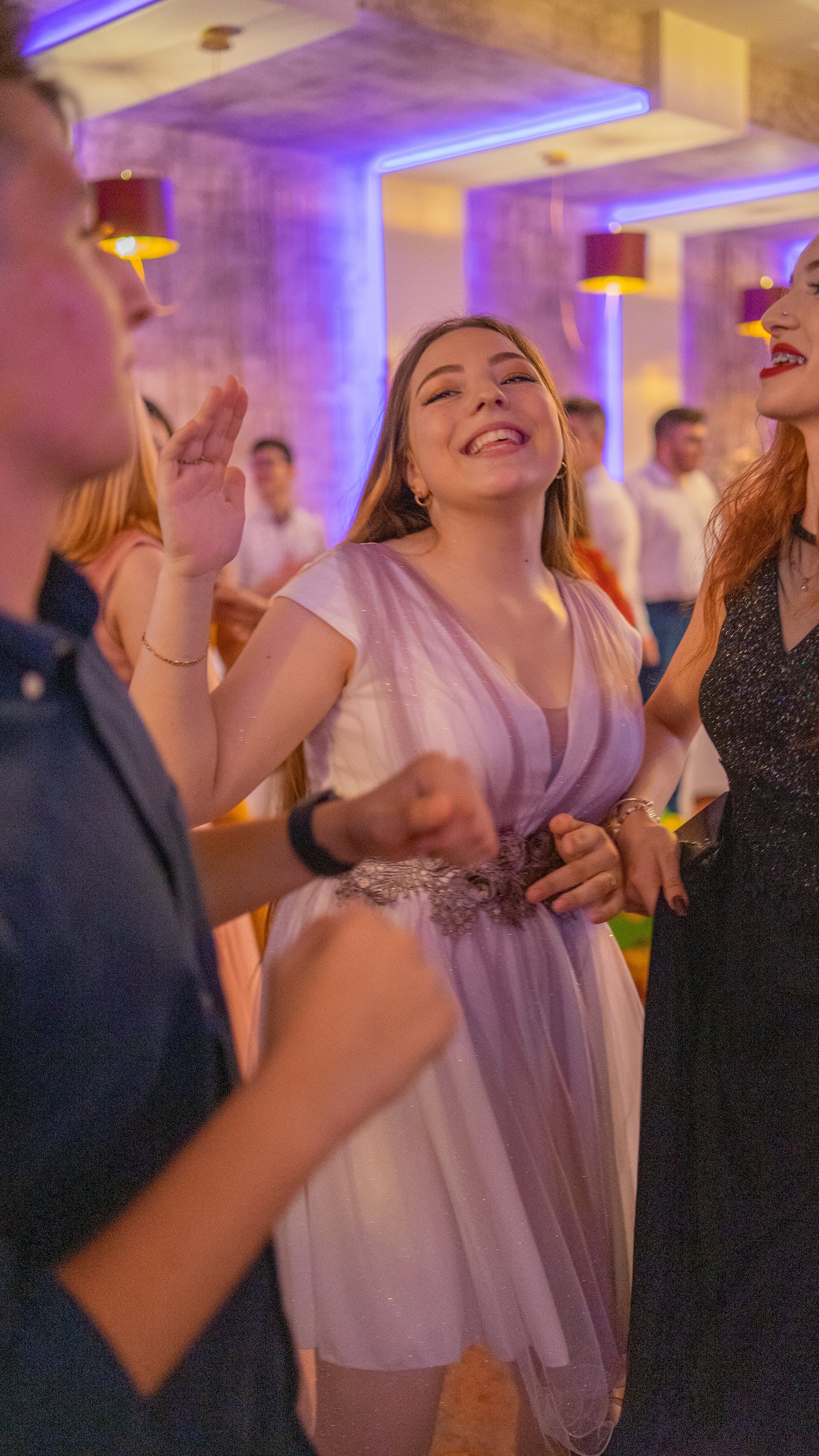 Une femme qui danse lors d'une réception de mariage | Source : Pexels