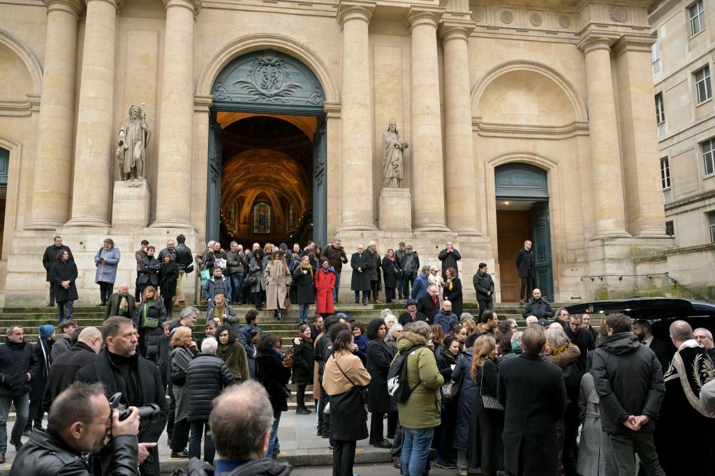 Des personnes quittant l'église Saint-Roch après avoir assisté aux funérailles du réalisateur français Bertrand Blier, décédé à l'âge de 85 ans le 20 janvier, à Paris le 29 janvier 2025. | Source : Getty Images