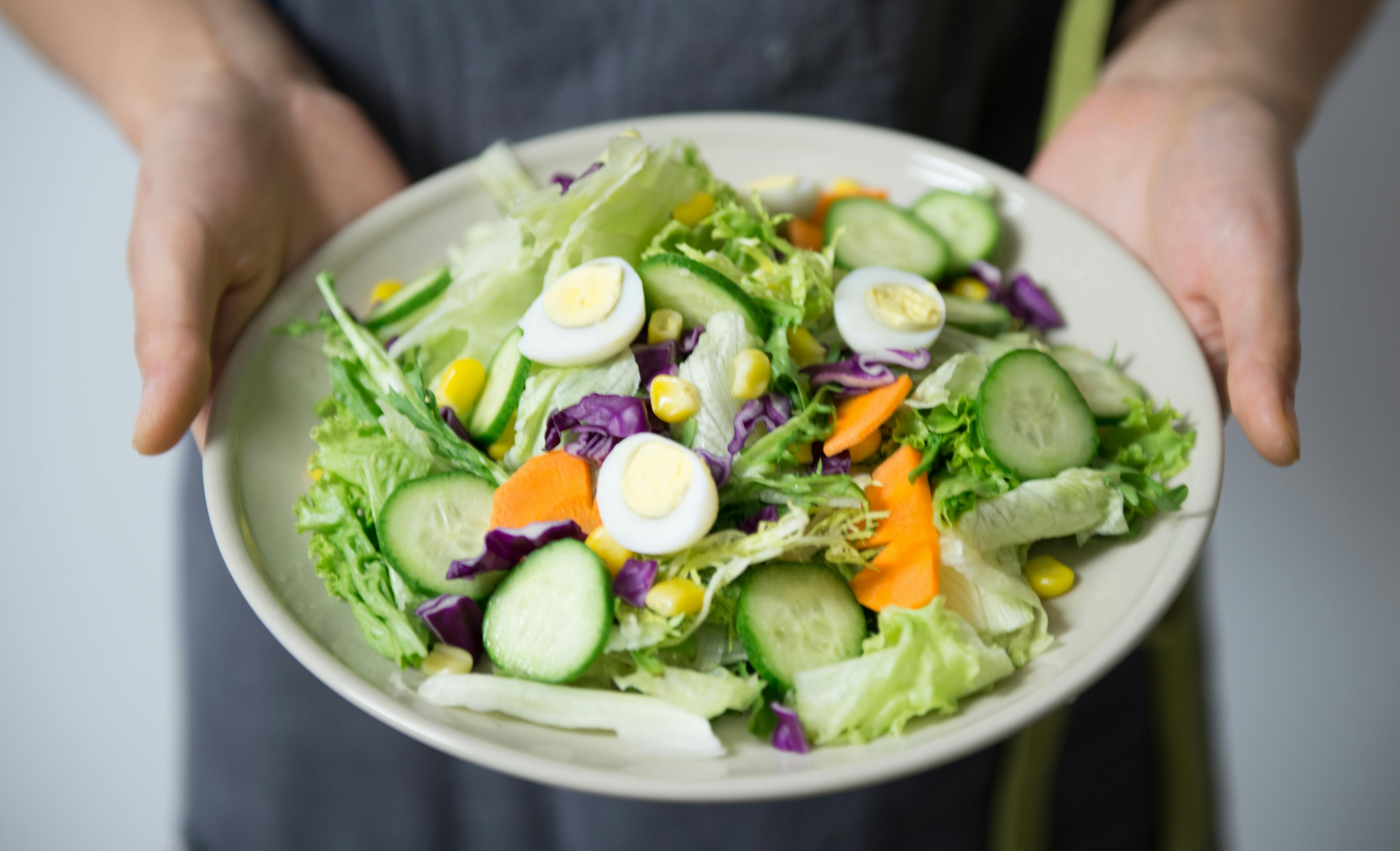 Une assiette avec des légumes verts sains | Source : Pexels