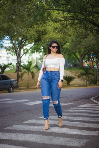 Une femme avec un jean taille haute. | Photo : Unsplash