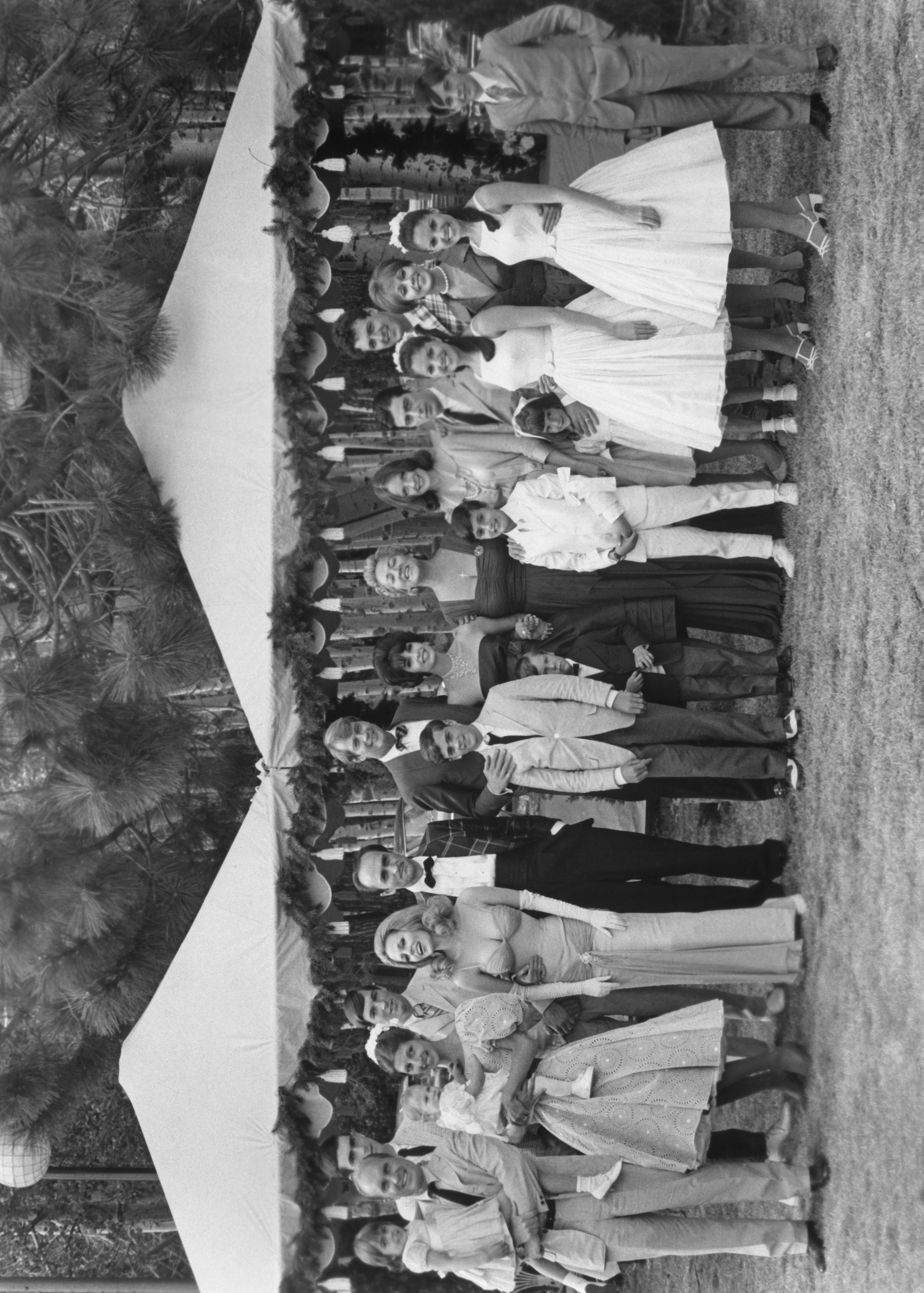 Al Pacino, Diane Keaton, John Cazale, Talia Shire, Robert Duvall, Mariana Hill, Julie Gregg et Troy Donohue posent pour le portrait de famille Corleone dans « Le Parrain II » en 1974. | Source : Getty Images