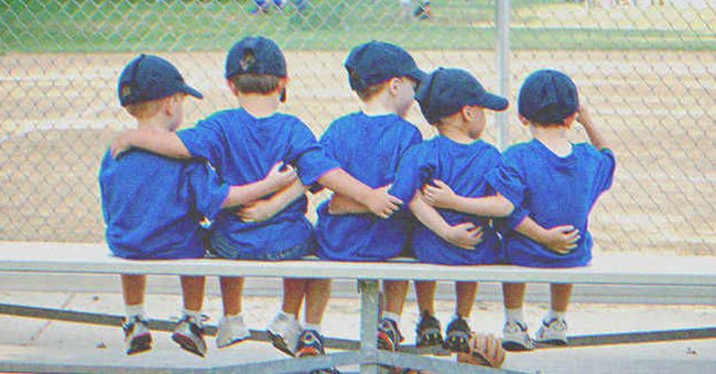 Cinq enfants assis sur un banc | Source : Shutterstock