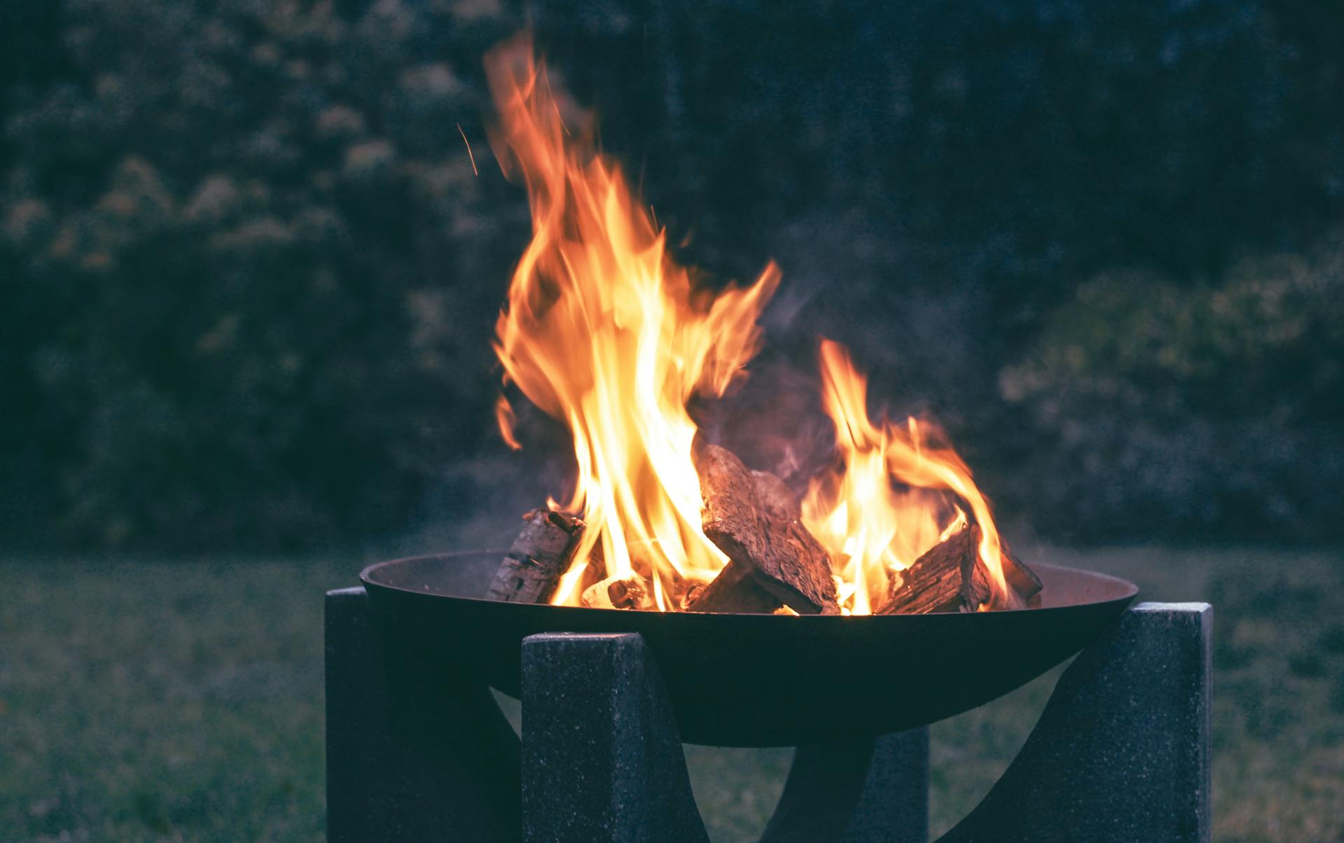 Un feu de joie dans le jardin | Source : Pexels