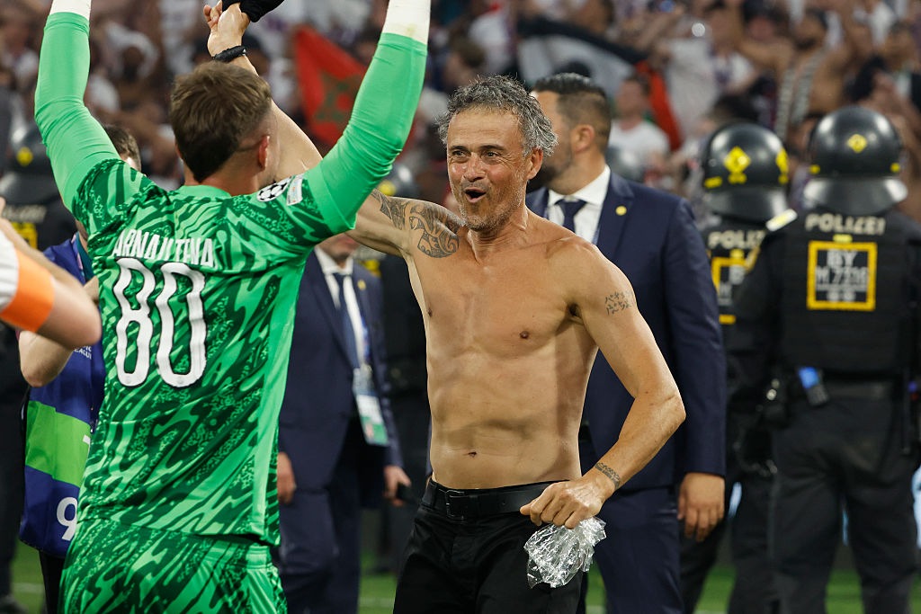Luis Enrique, torse nu, célèbre la victoire avec le gardien du PSG Arnau Tenas (à gauche) après la finale de l'UEFA Champions League 2025 entre le Paris Saint-Germain (PSG) et le FC Internazionale Milano (Inter Milan) | Source : Getty Images