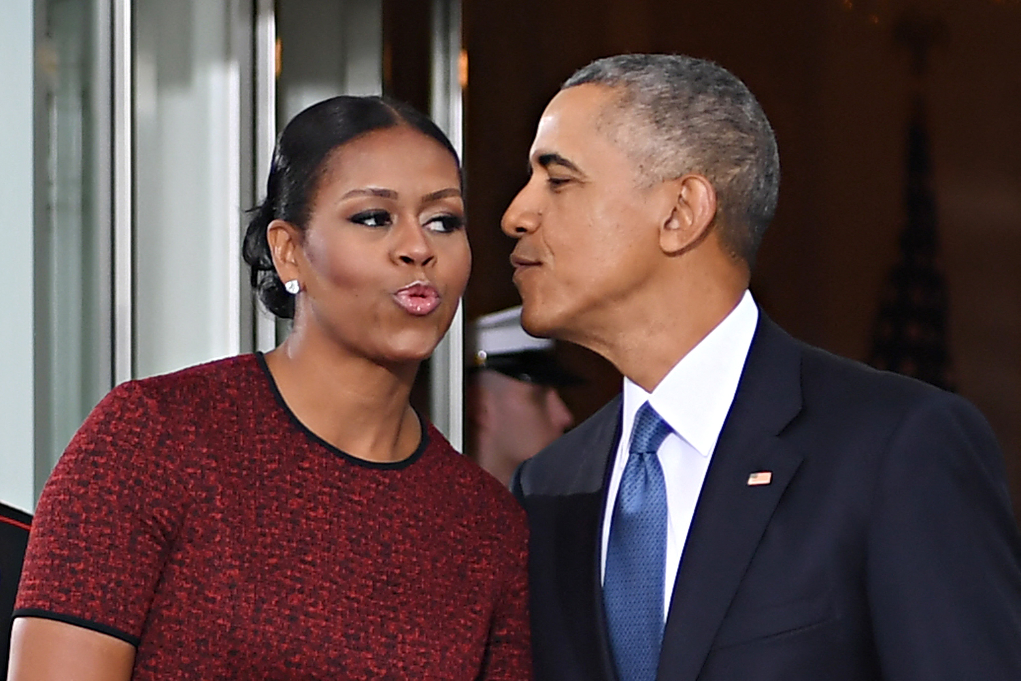 Michelle et Barack Obama s'embrassent le 20 janvier 2017, à Washington, D.C. | Source : Getty Images