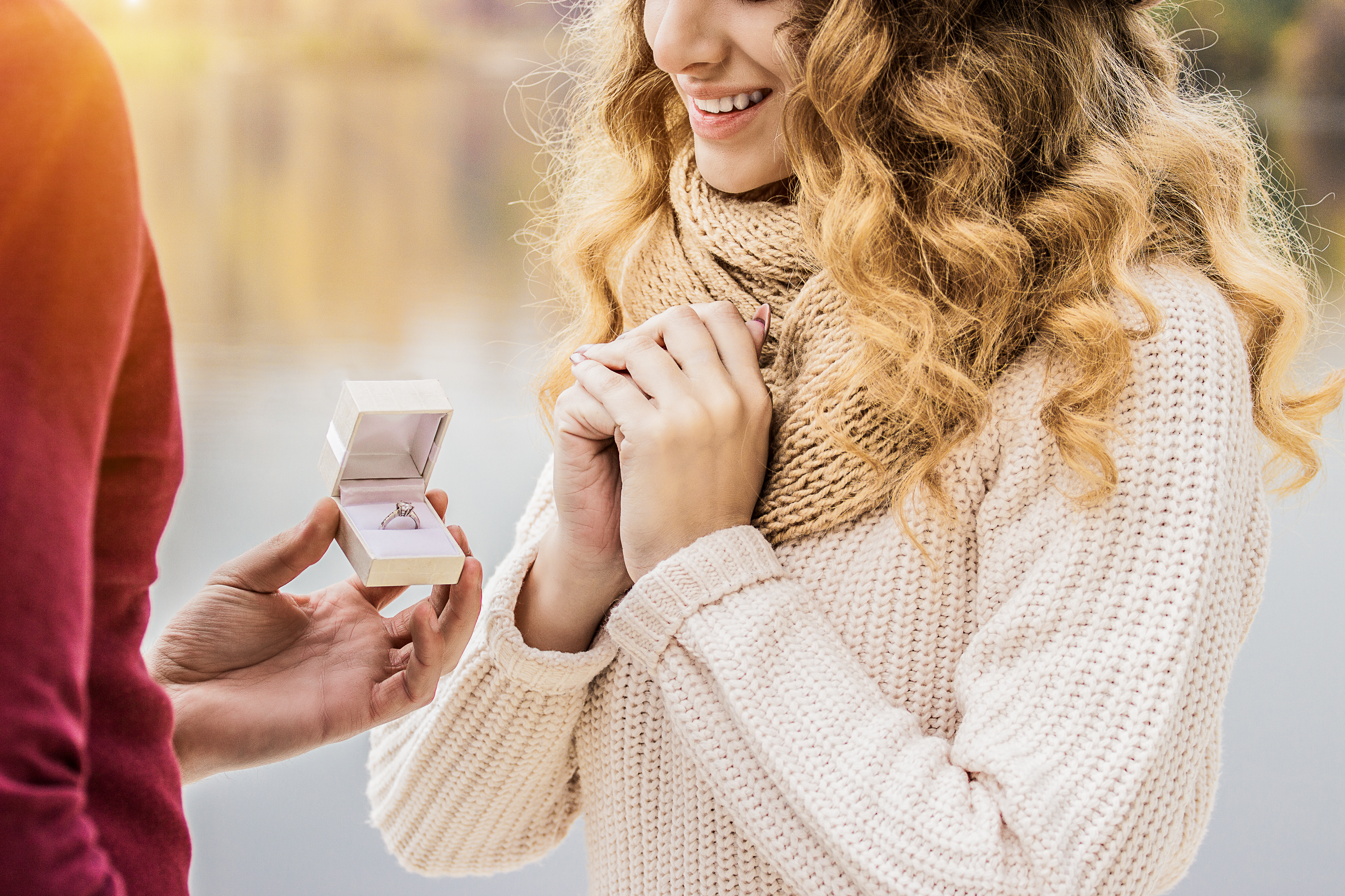 Image recadrée d'un jeune homme demandant sa petite amie en mariage | Source : Shutterstock