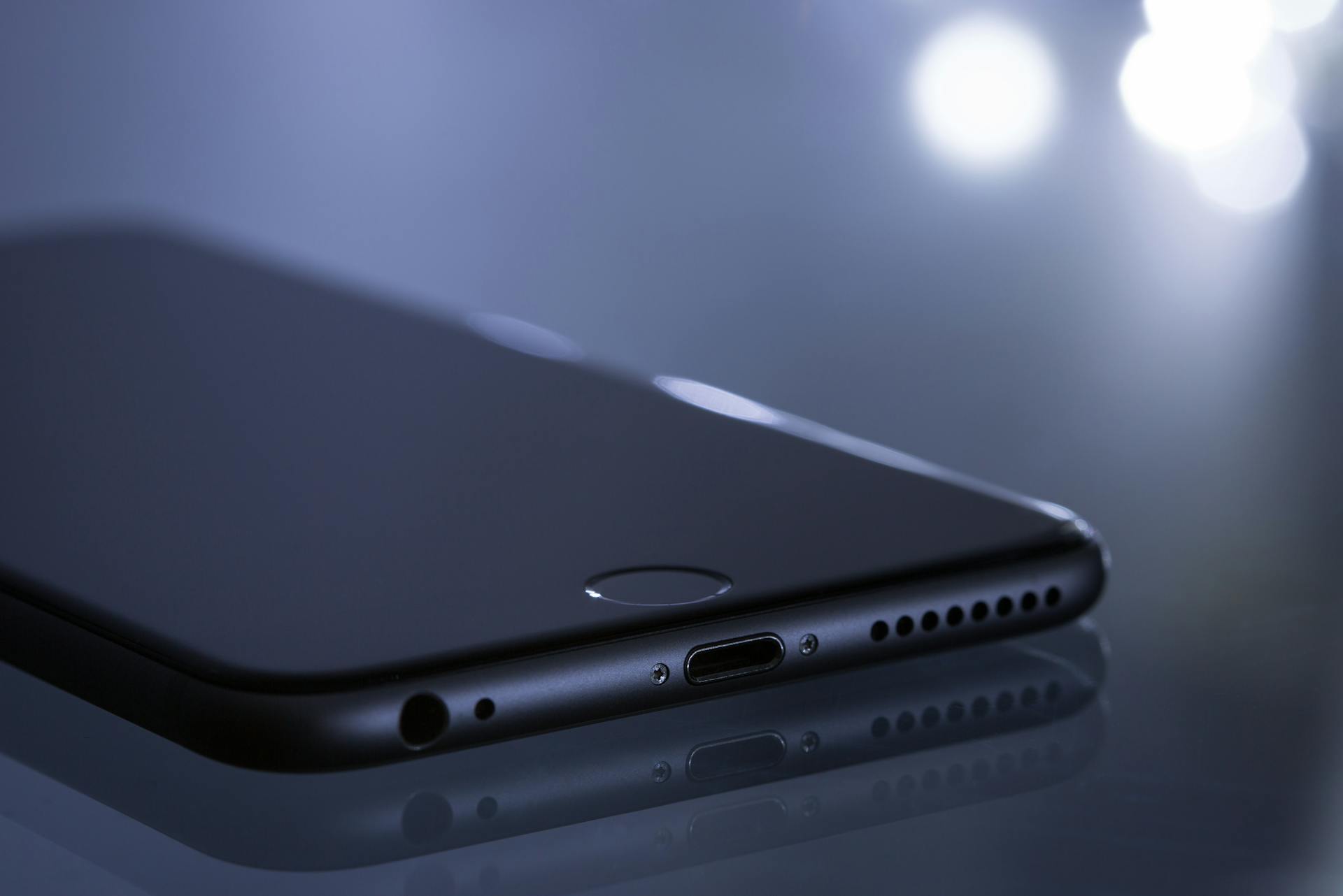 Un téléphone portable sur une table | Source : Pexels