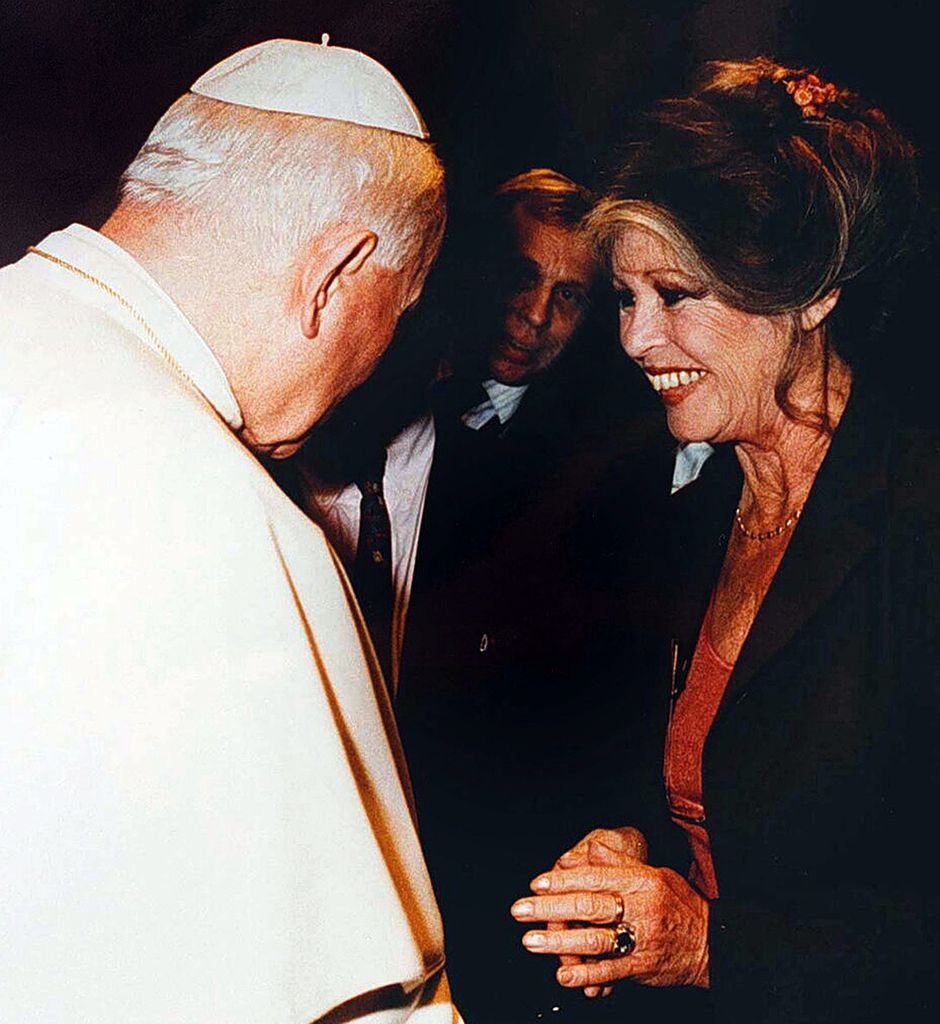 le pape Jean-Paul II rencontre Brigitte Bardot | Getty Images