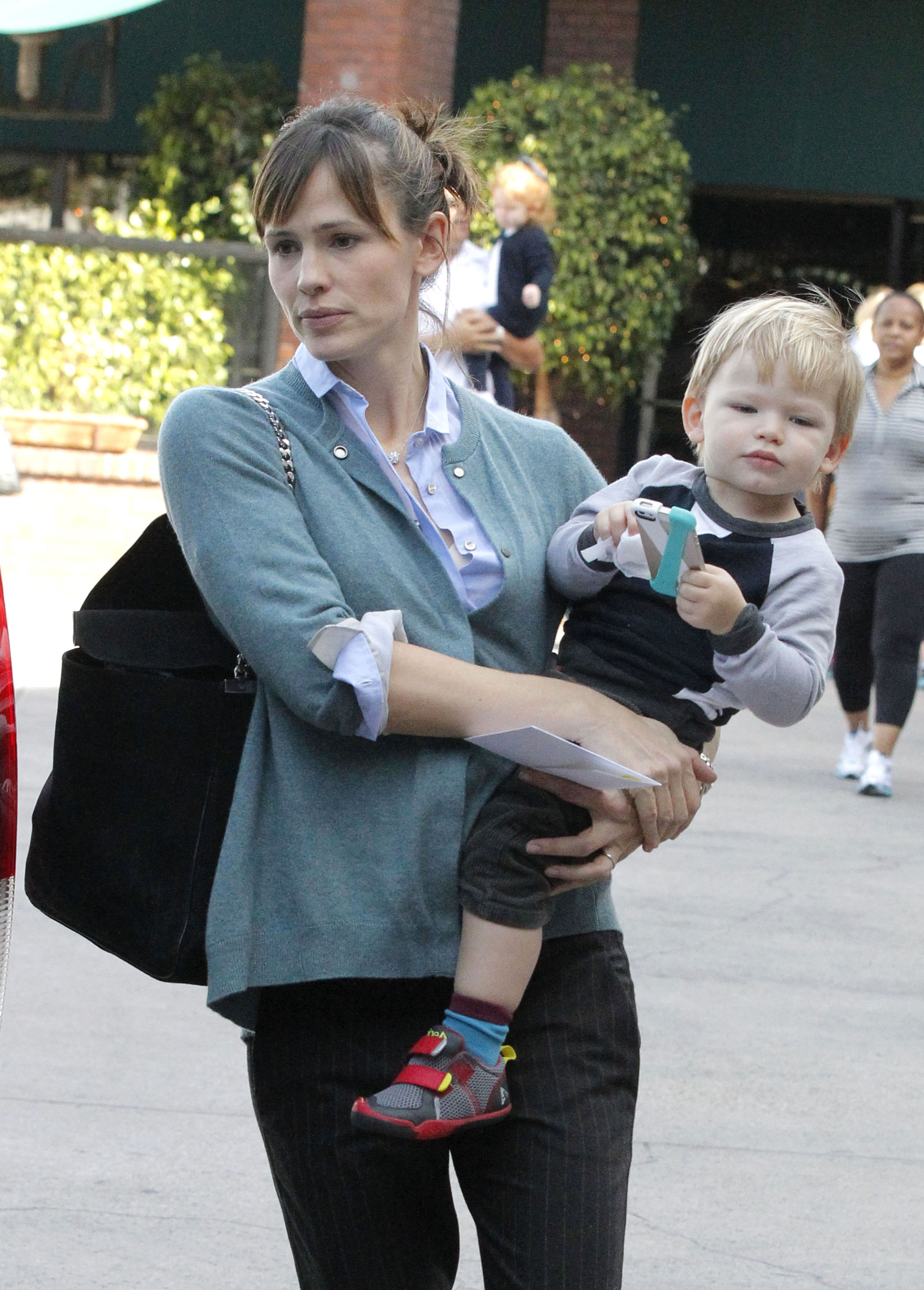 Jennifer Garner porte Samuel Garner Affleck, le 17 décembre 2013, dans le quartier de Brentwood à Los Angeles, en Californie. | Source : Getty Images