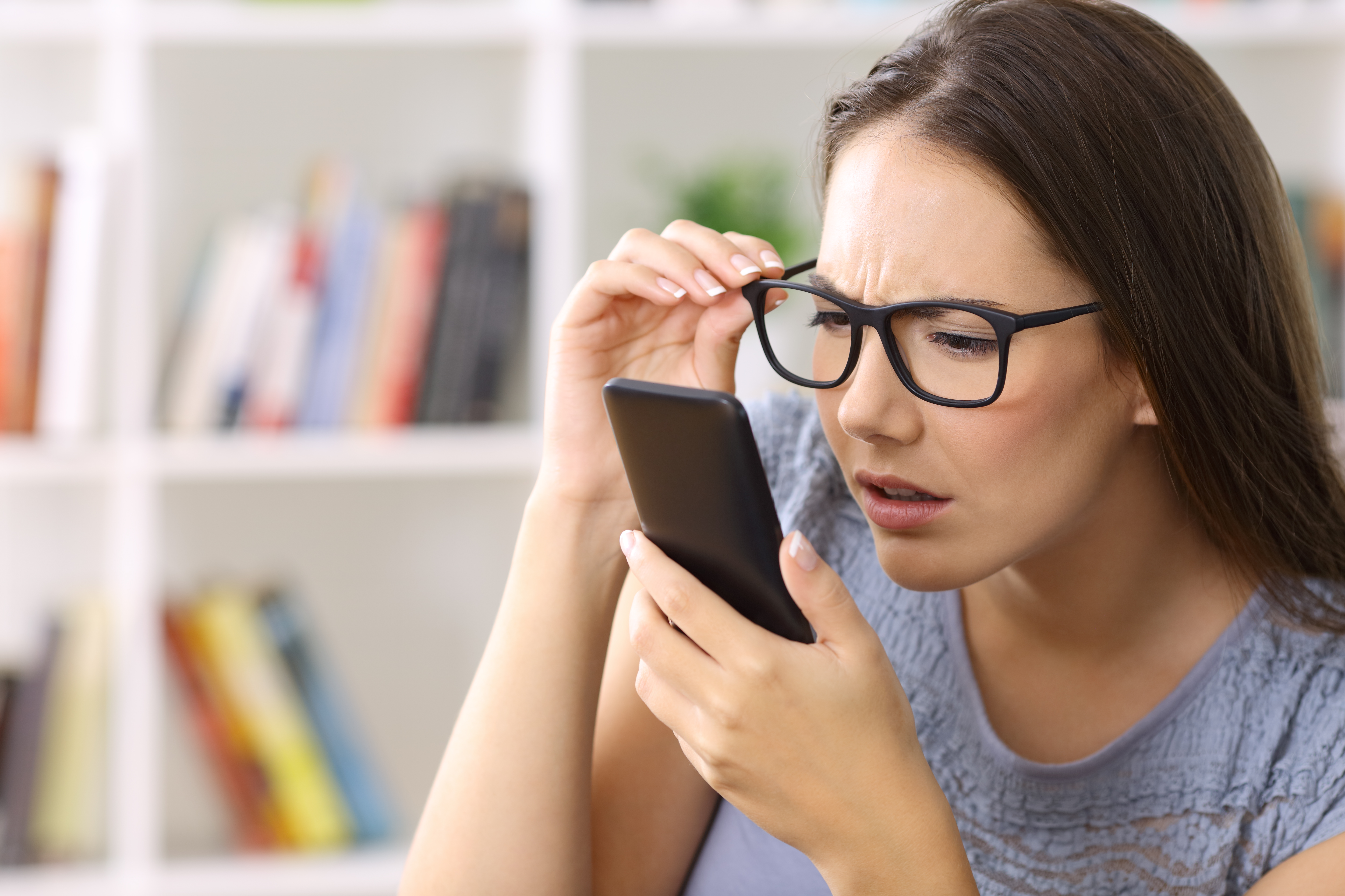 Une femme qui trouve des choses intéressantes en ligne | Source : Getty Images