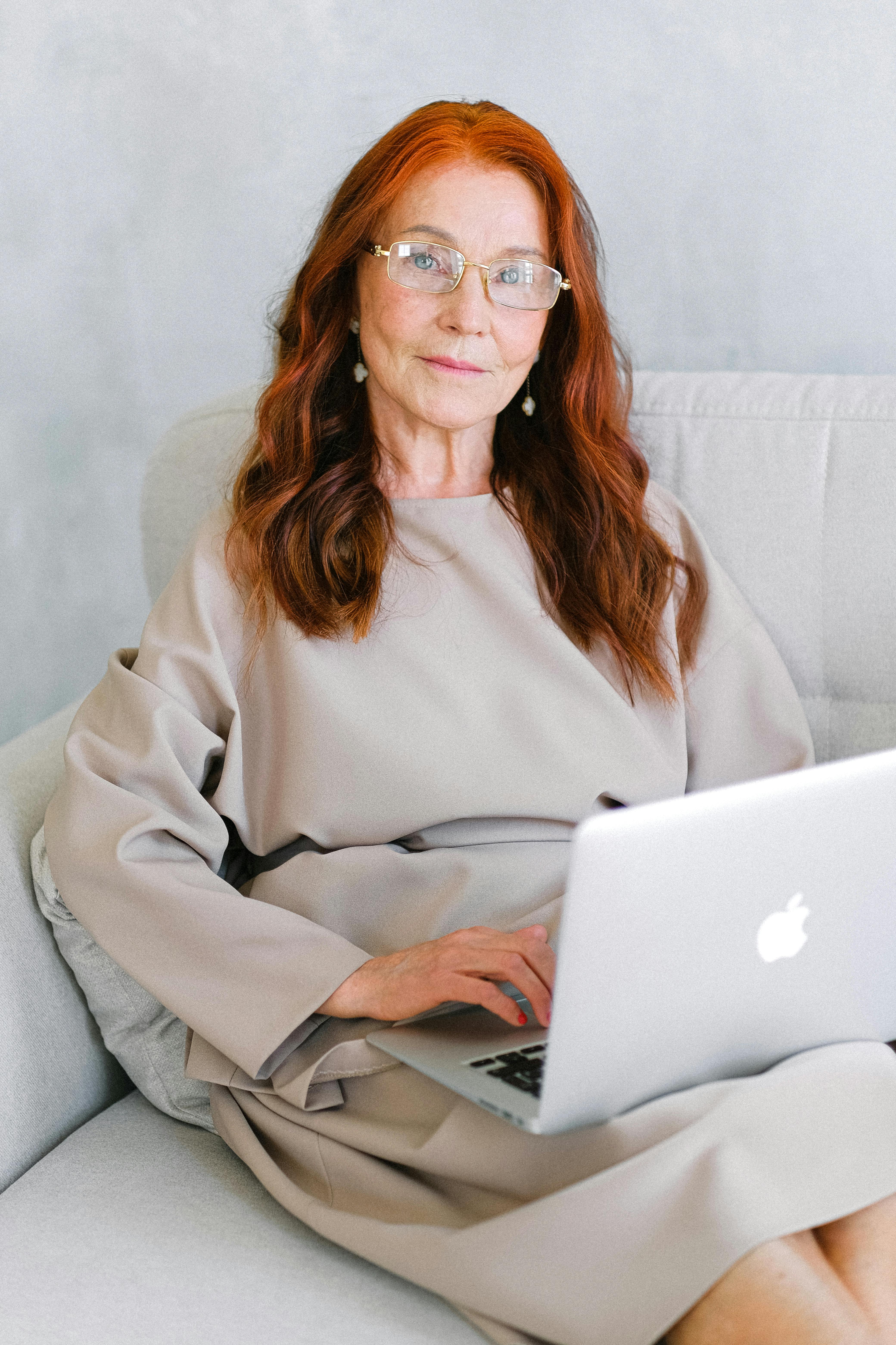 Une femme assise avec un ordinateur portable | Source : Pexels
