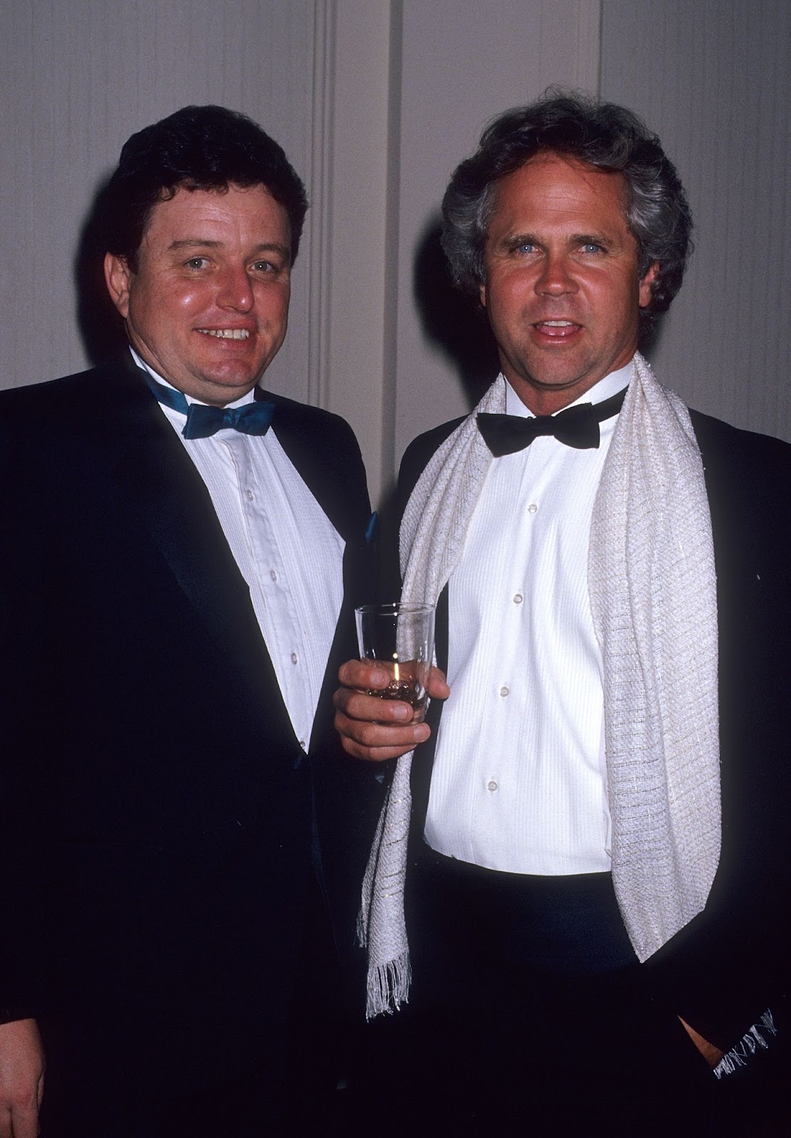 Le 17 mars 1987 avec Tony Dow, son partenaire dans « Leave it to Beaver ». Entouré quotidiennement de nourriture, la passion de l'acteur pour la cuisine l'a conduit à adopter des habitudes alimentaires peu raisonnables. | Source : Getty Images