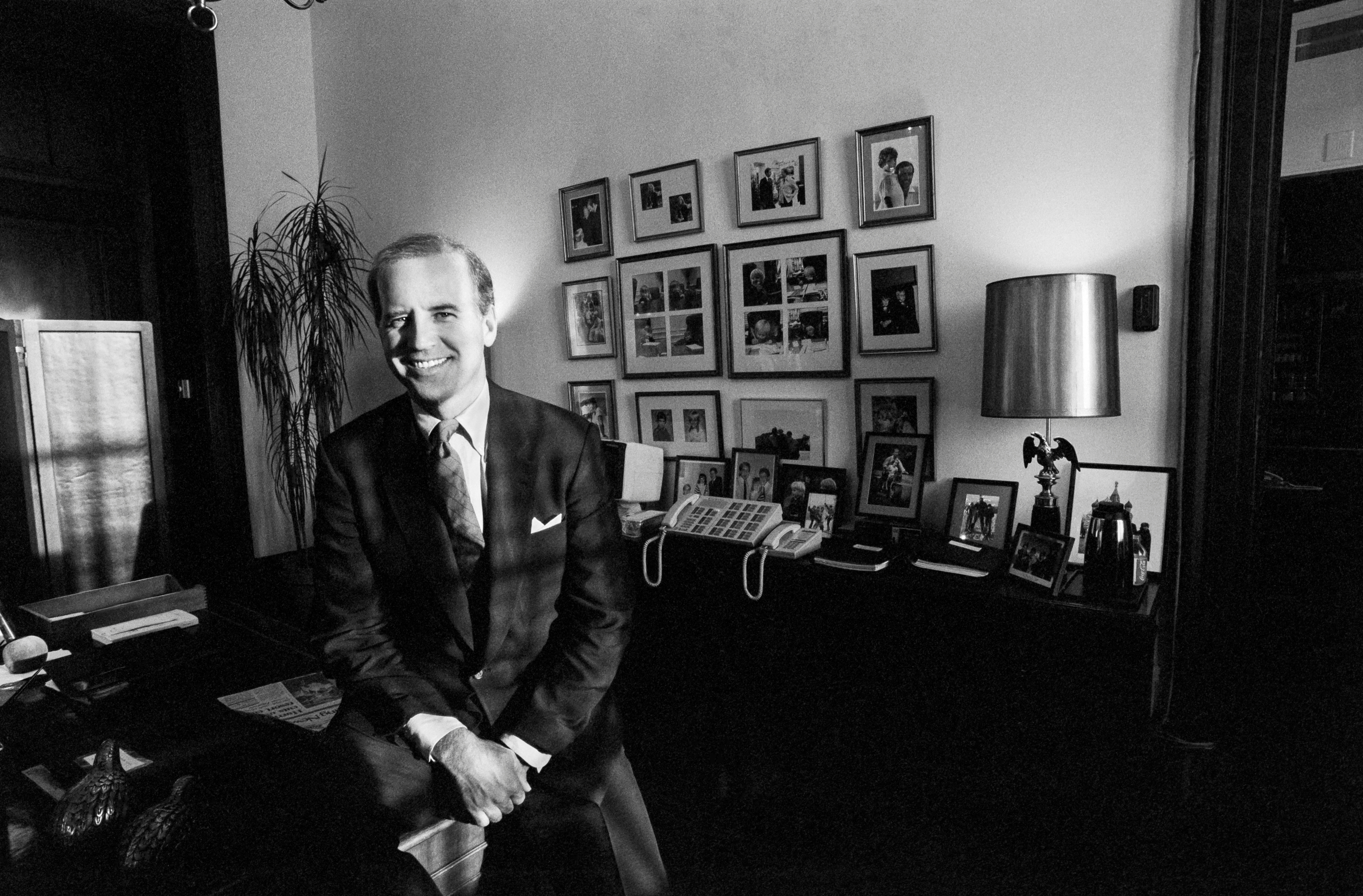 Portrait du sénateur Joe Biden dans son bureau, pris en septembre 1988 | Source : Getty Images