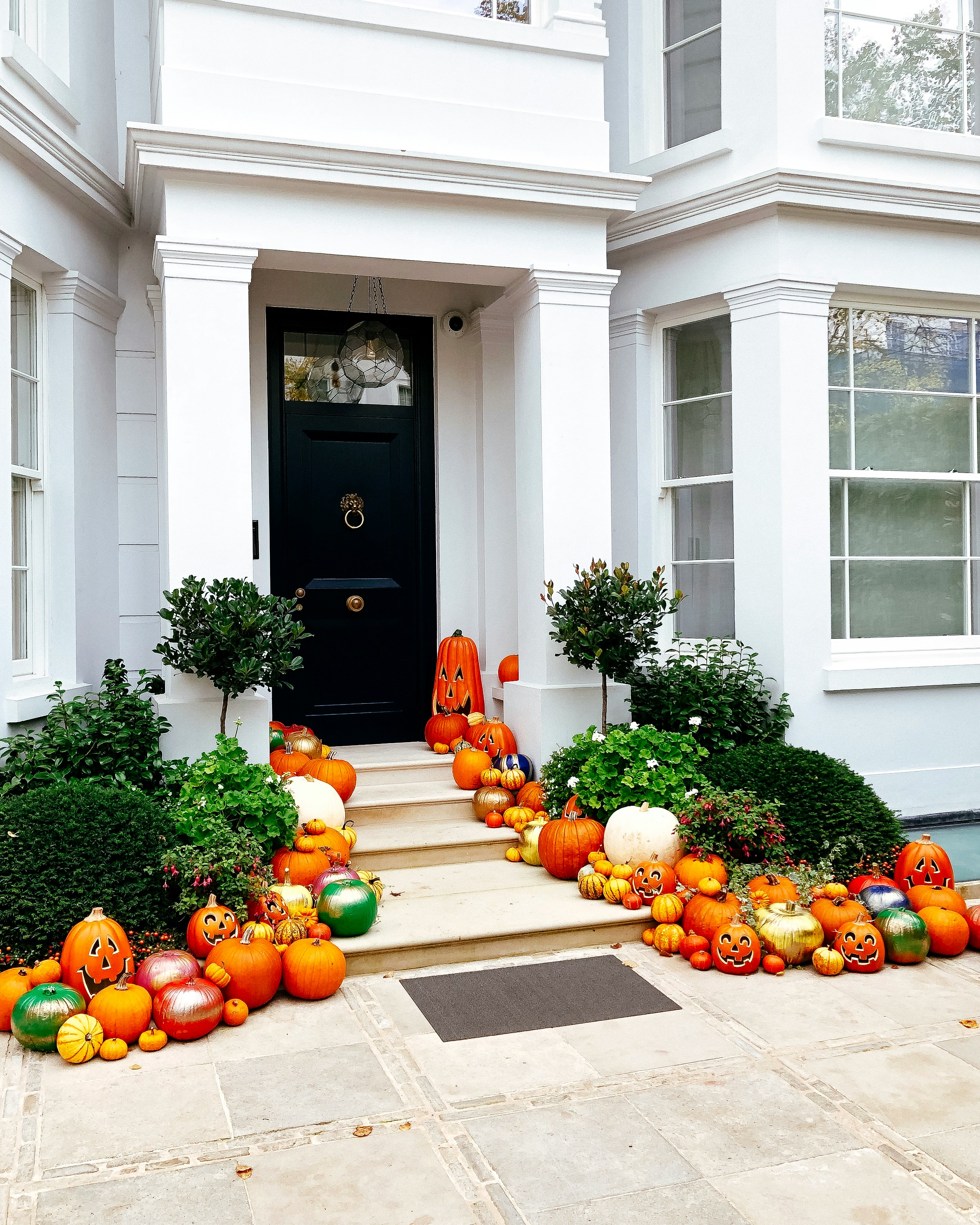 Une maison avec des décorations d'Halloween | Source : Unsplash