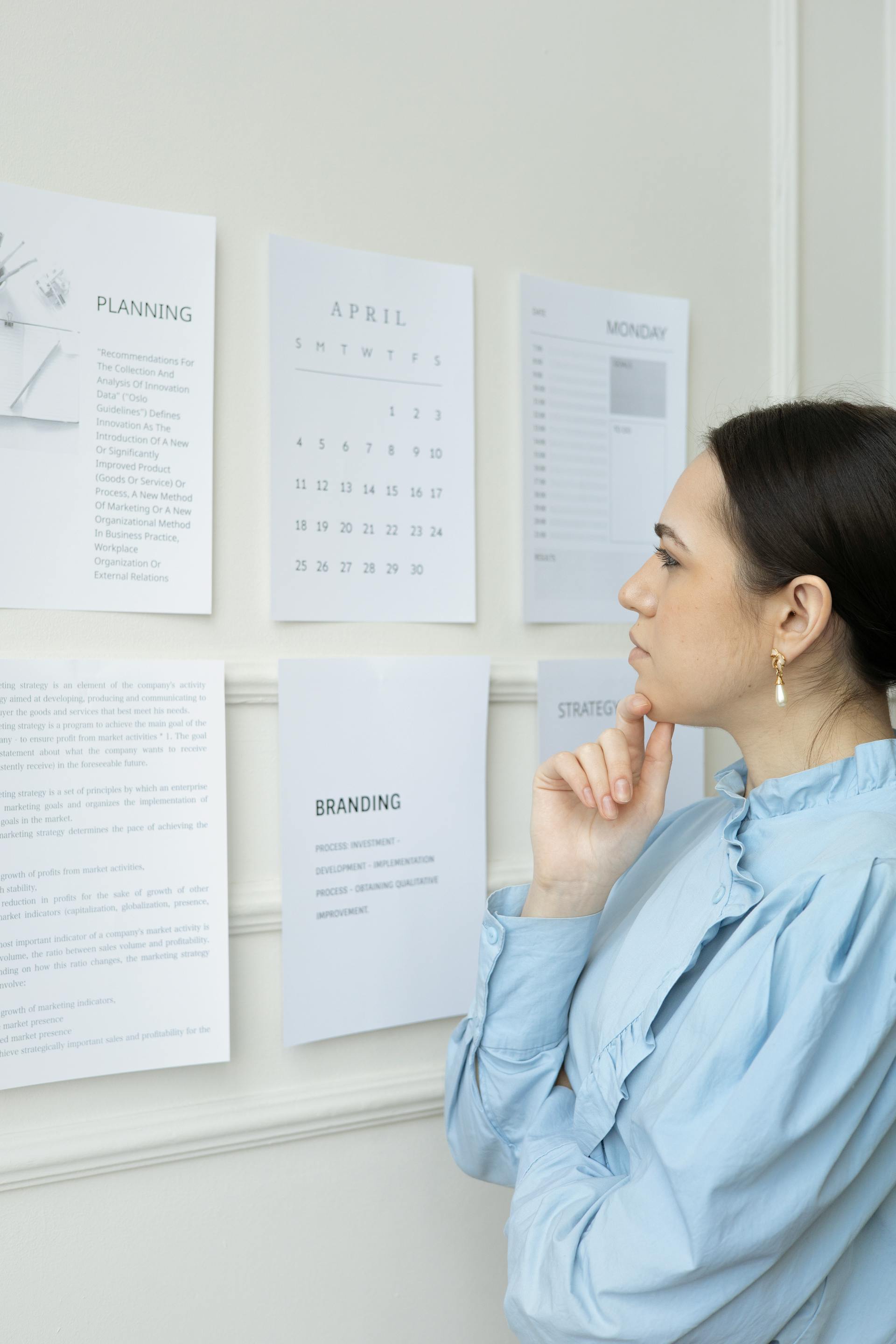 Une femme regarde un calendrier | Source : Pexels