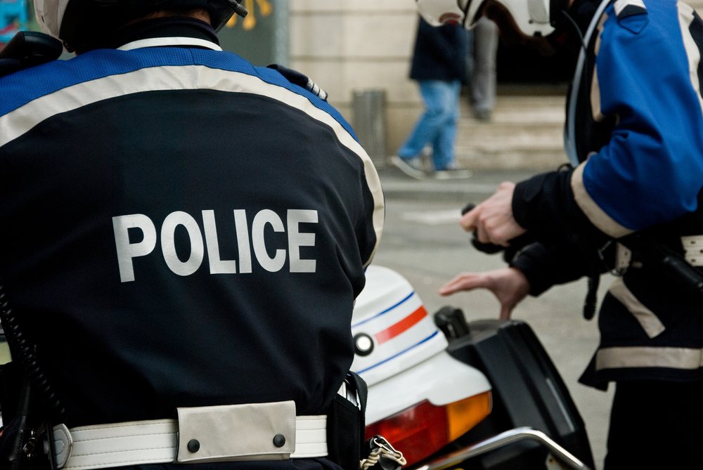 Un policier vu de dos | Photo : Shutterstock