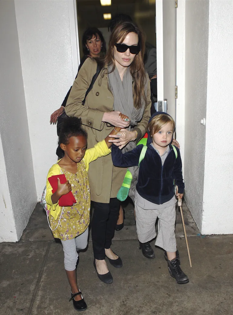 Angelina Jolie, Shiloh, et Zahara Jolie-Pitt vues à l'aéroport LAX le 18 septembre 2010, à Los Angeles, en Californie | Source : Getty Images