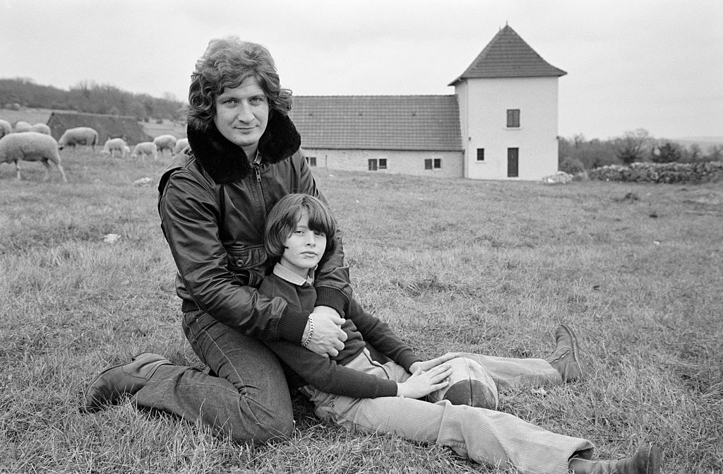 L'animateur de télévision français Patrick Sebastien et son fils de 10 ans Sebastien dans la campagne près de Brive. | Photo : Getty Images