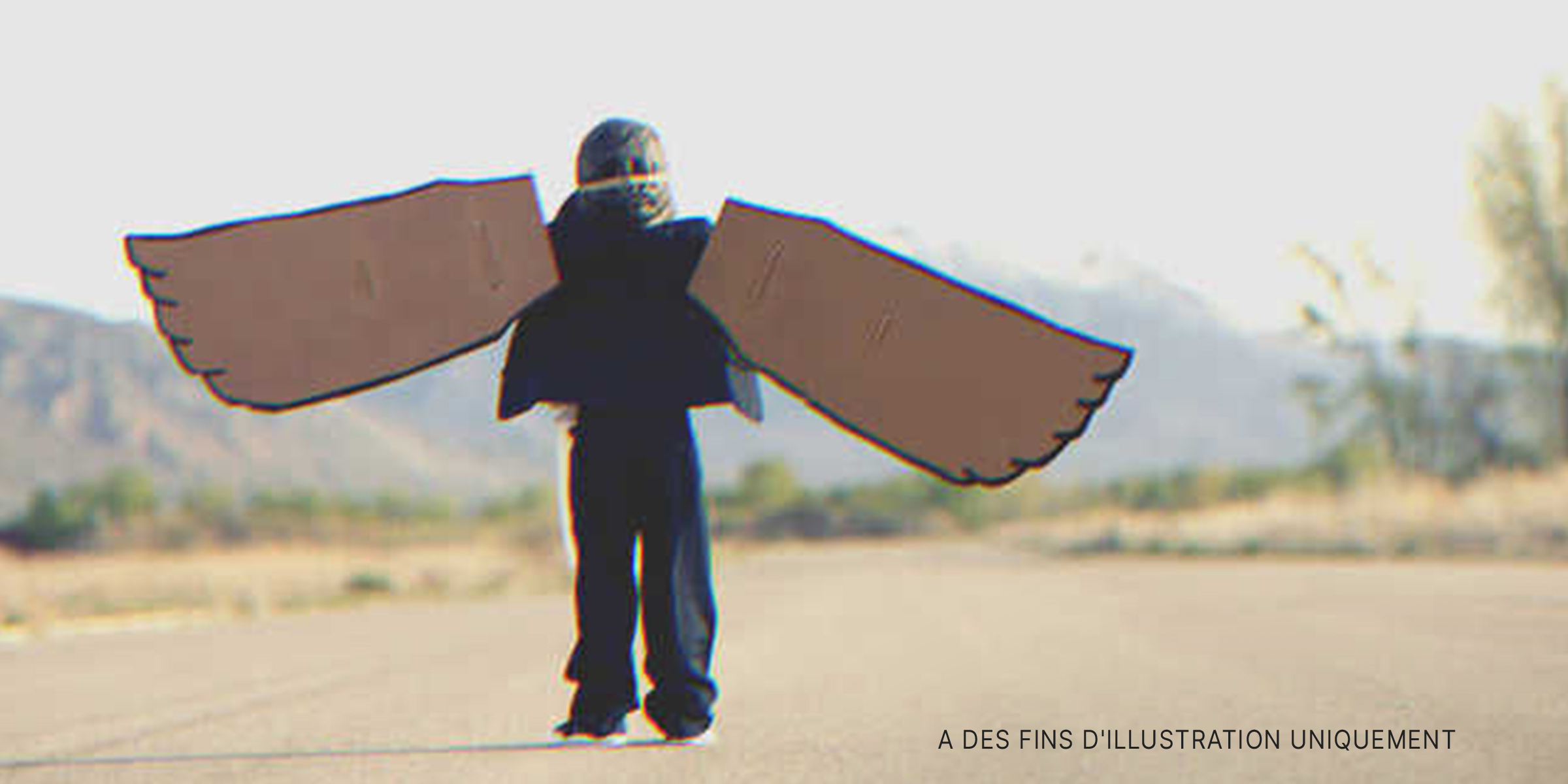 Un garçon avec des ailes en carton | Source : Shutterstock
