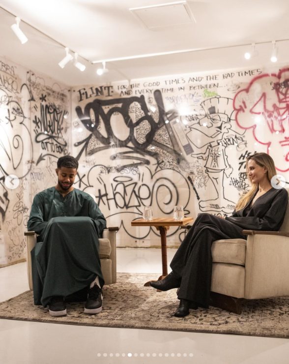 Mustafa et Angelina Jolie discutent devant les invités de l'Atelier Jolie à New York, posté en septembre 2024 | Source : Instagram.com/atelierjolieofficial