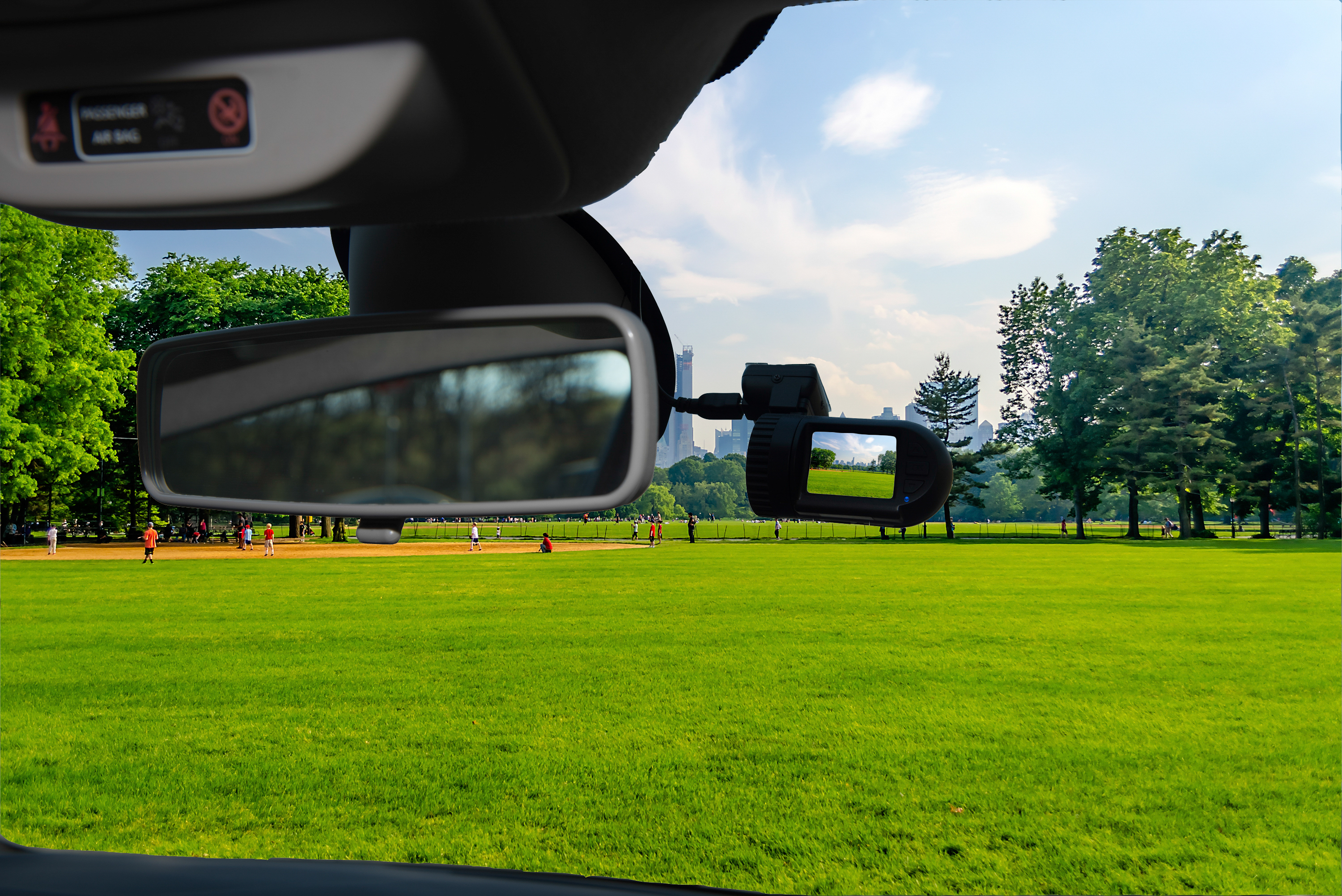 Une caméra de voiture dashcam installée sur un pare-brise | Source : Getty Images