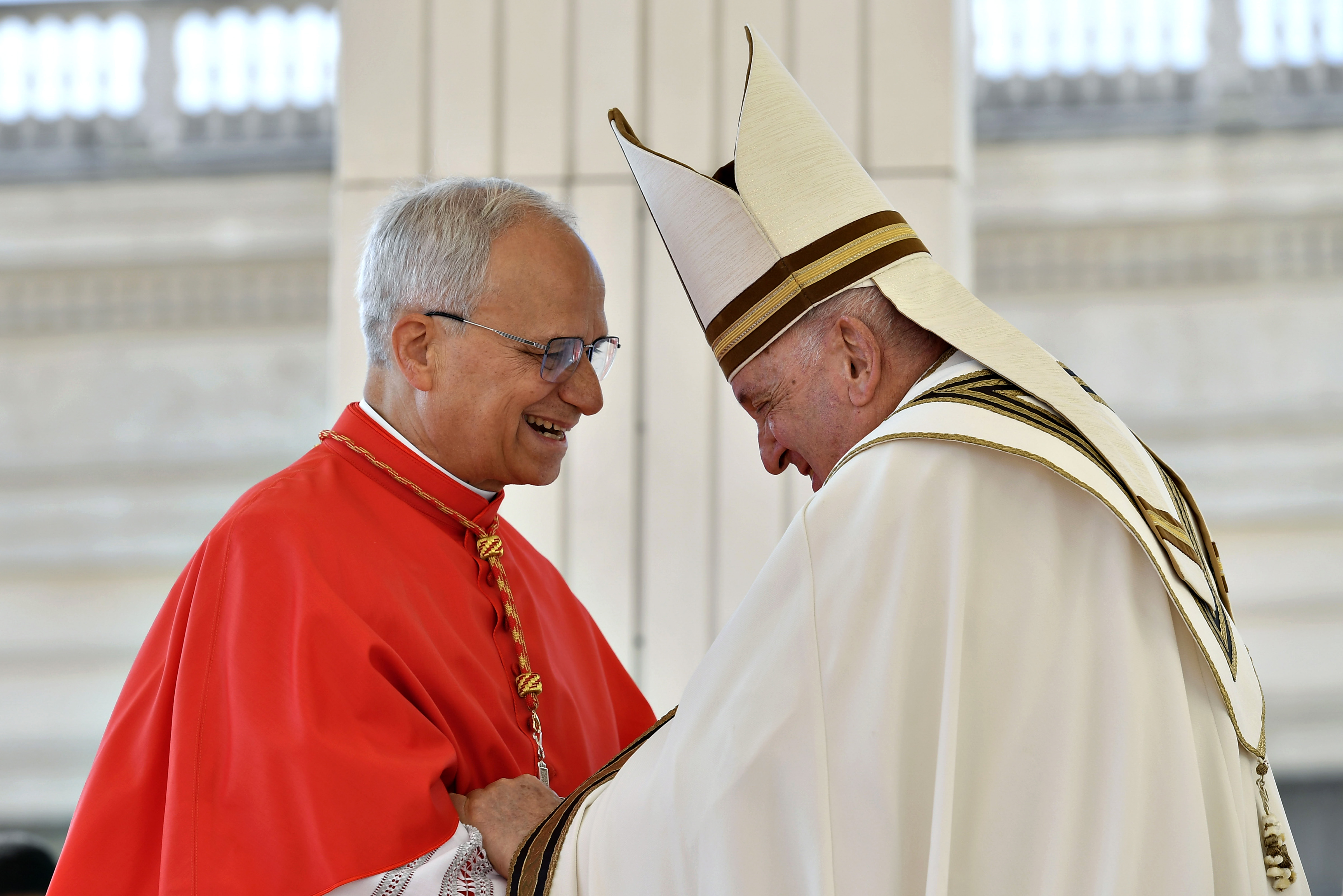 Le pape Léon et le défunt pape François après que le pape François l'a nommé cardinal lors du Consistoire ordinaire public pour la nomination des nouveaux cardinaux dans la Cité du Vatican, le 30 septembre 2023. | Source : Getty Images
