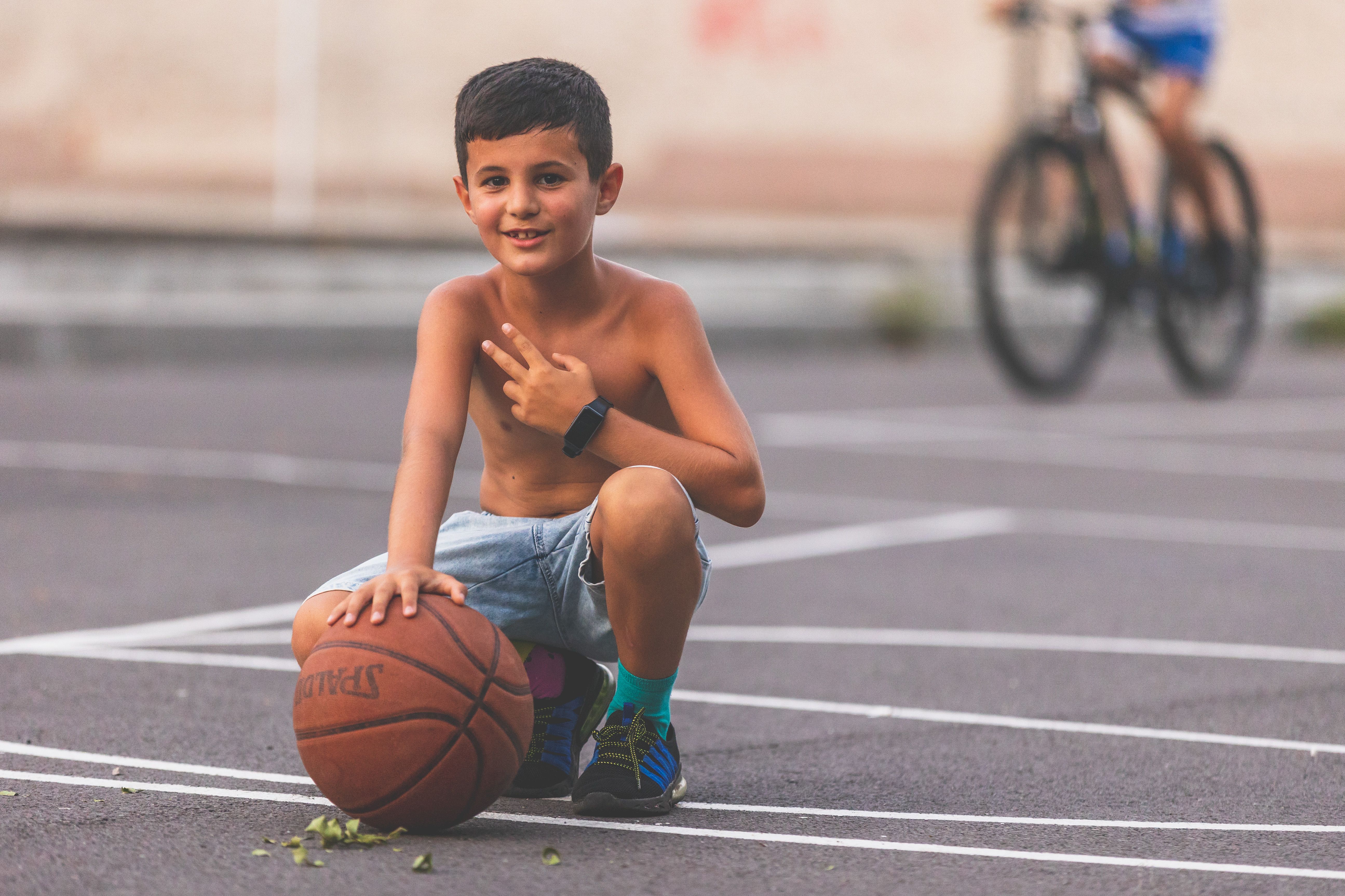 Un petit garçon avec un ballon de basket | Source : Pexels