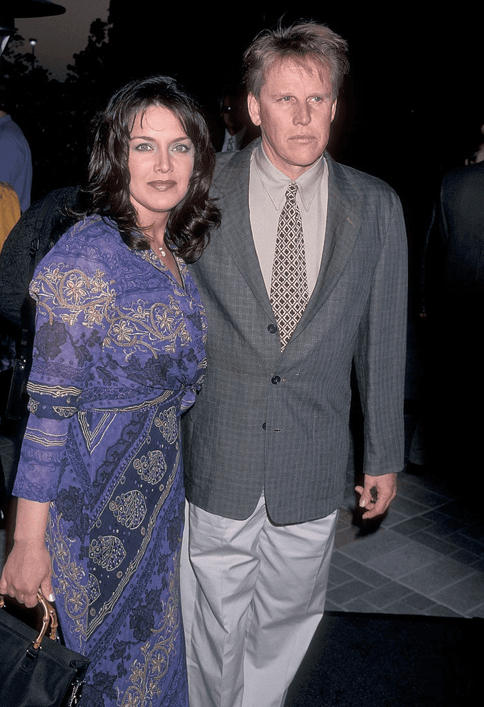 HOLLYWOOD - 29 AVRIL : L'acteur Gary Busey et sa femme Tiani Warden assistent à la première hollywoodienne de "Deep Impact" le 29 avril 1998 aux studios Paramount Pictures à Hollywood, Californie. | Photo : Getty Images