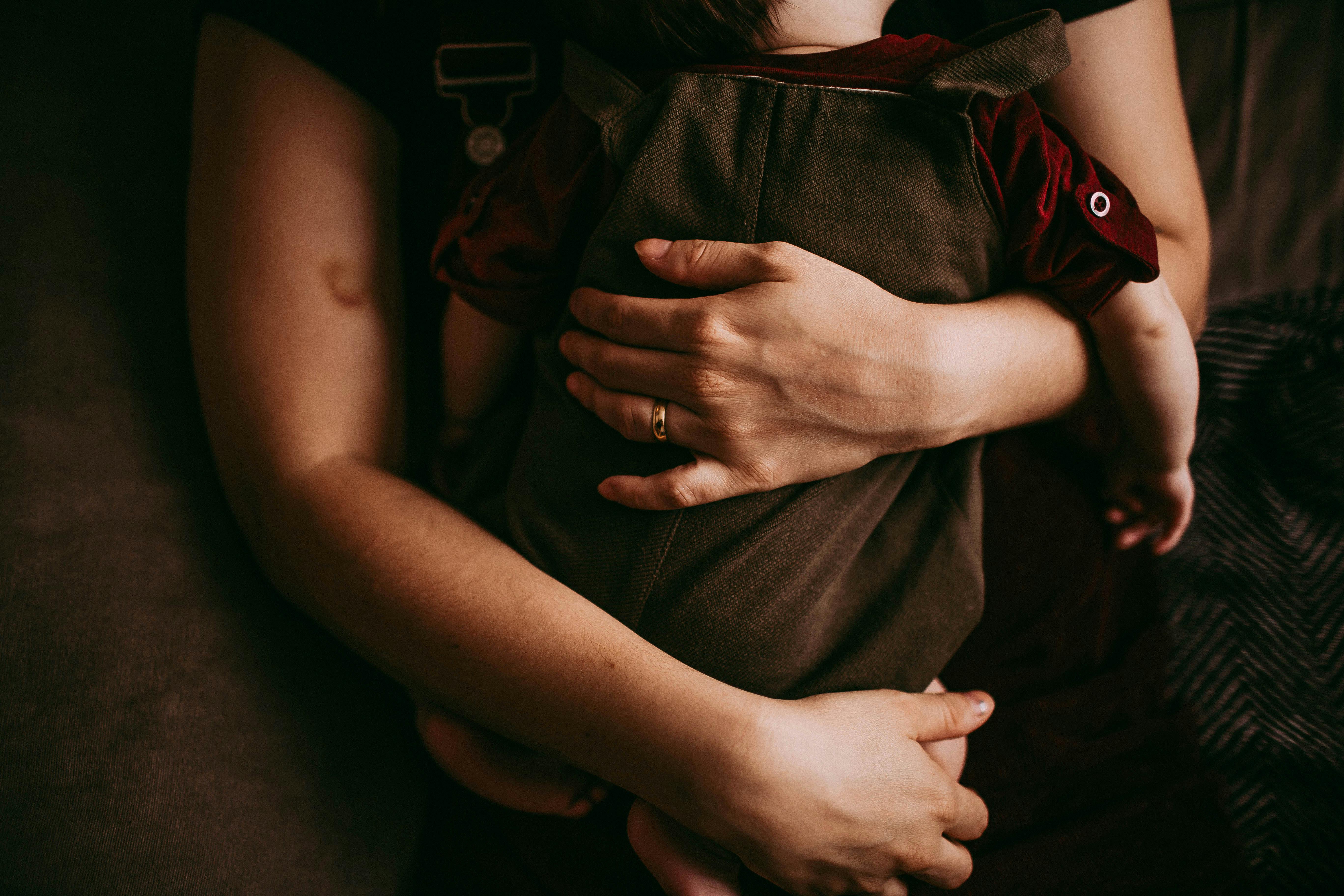 Une personne serrant son enfant dans ses bras | Source : Pexels