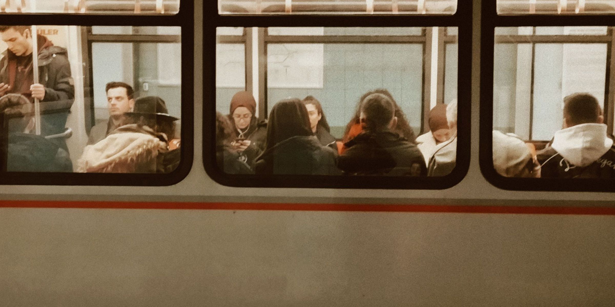 Des gens dans un train | Source : Pexels