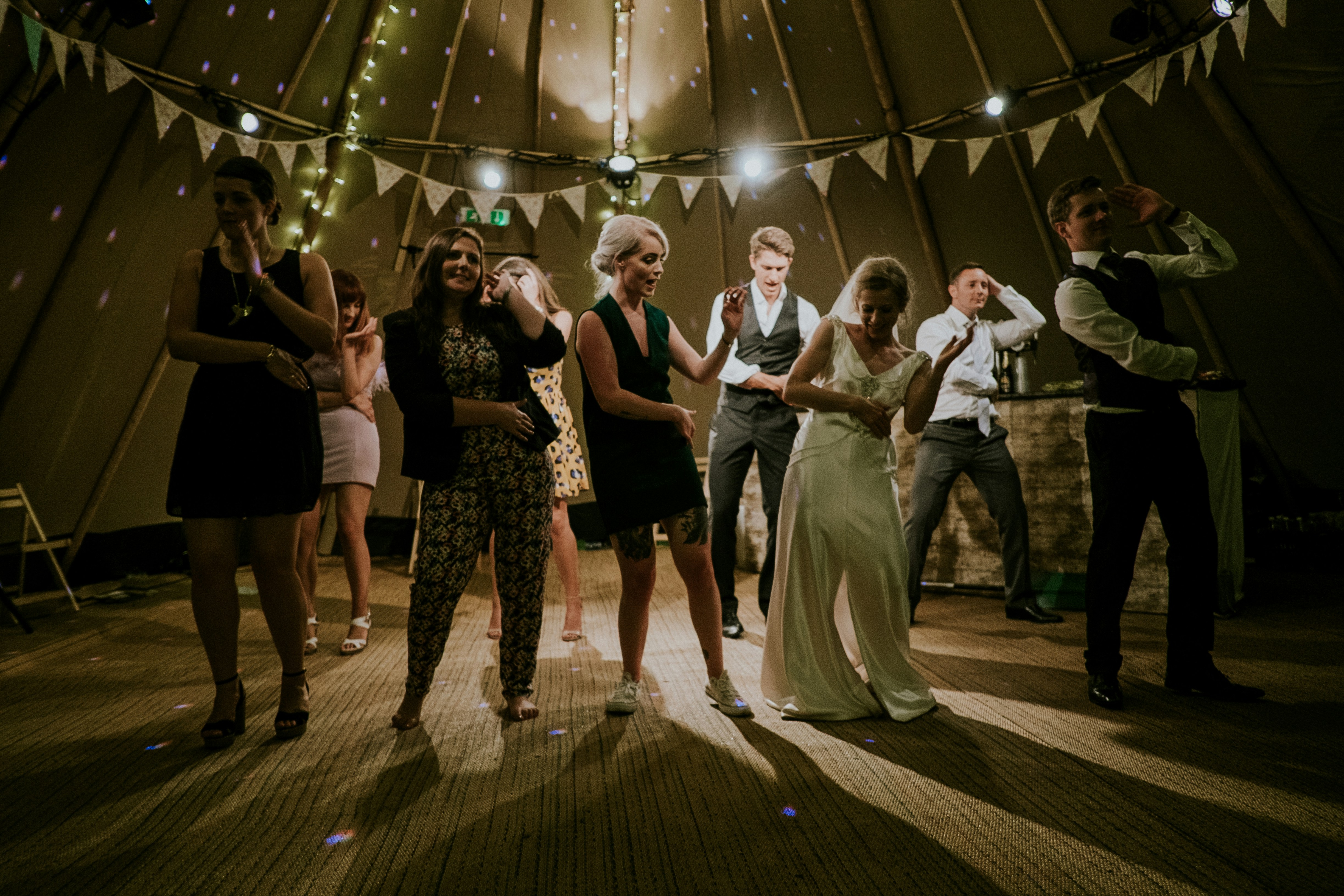 Des jeunes mariés avec des invités lors d'une réception de mariage | Source : Pexels