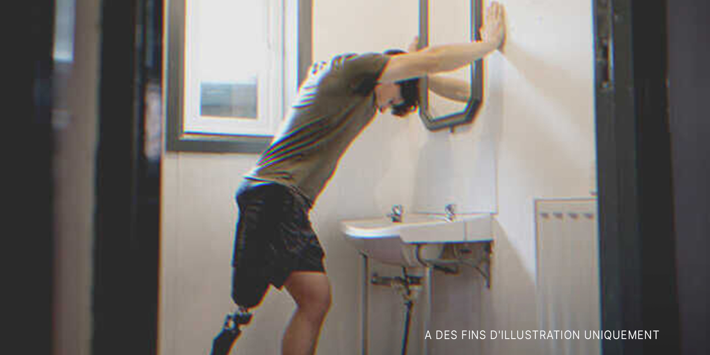 Garçon avec une prothèse de jambe dans une salle de bain | Source : Getty Images