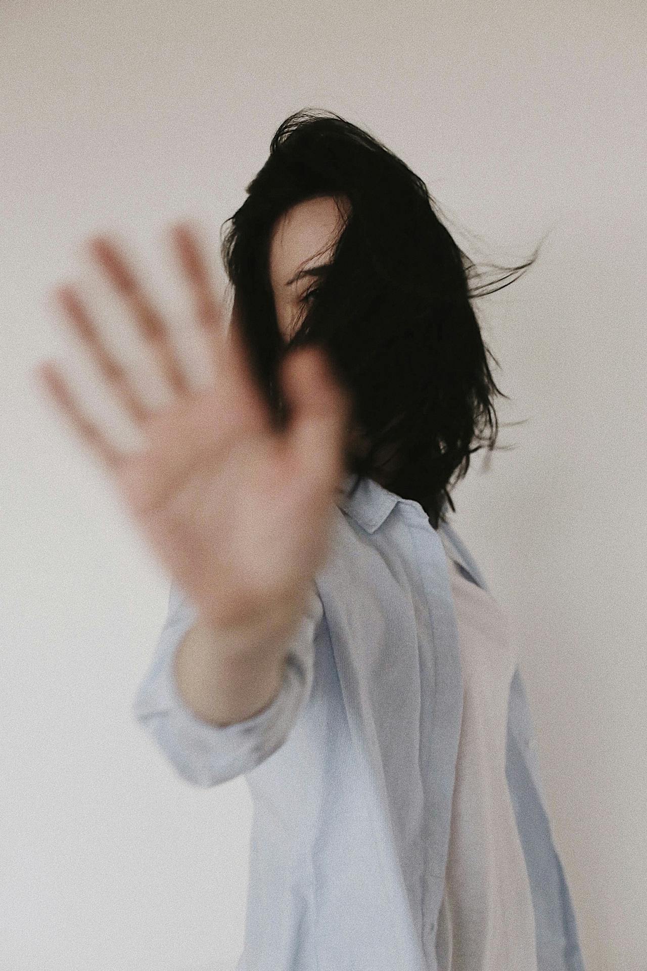 Une femme qui agite la main | Source : Pexels