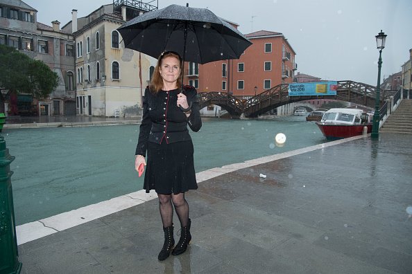 Sarah Ferguson, duchesse d'York, visite les zones inondées à Venise. |Photo : Getty Images.