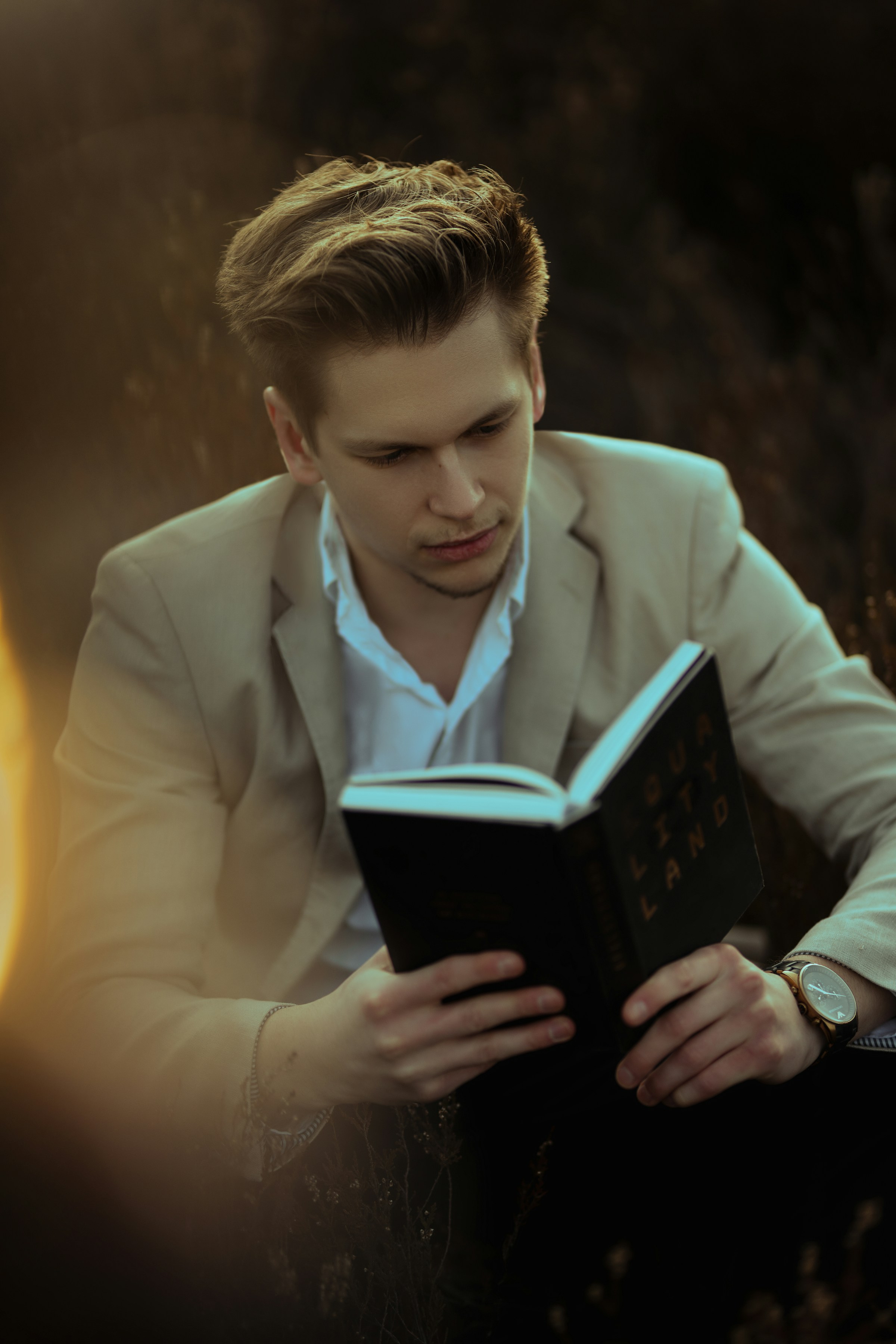 Un homme lisant un livre | Source : Unsplash