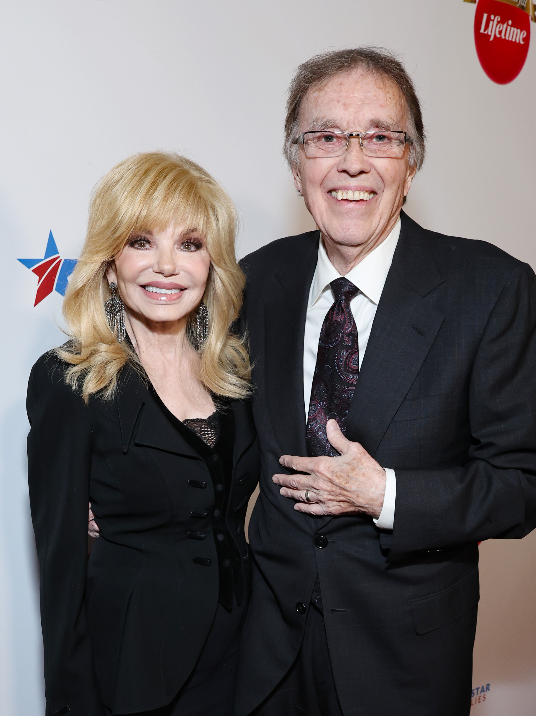 Loni Anderson et Bob Flick assistent à un événement de vacances en l'honneur des conjoints de militaires, le 28 novembre 2023, à Beverly Hills | Source : Getty Images